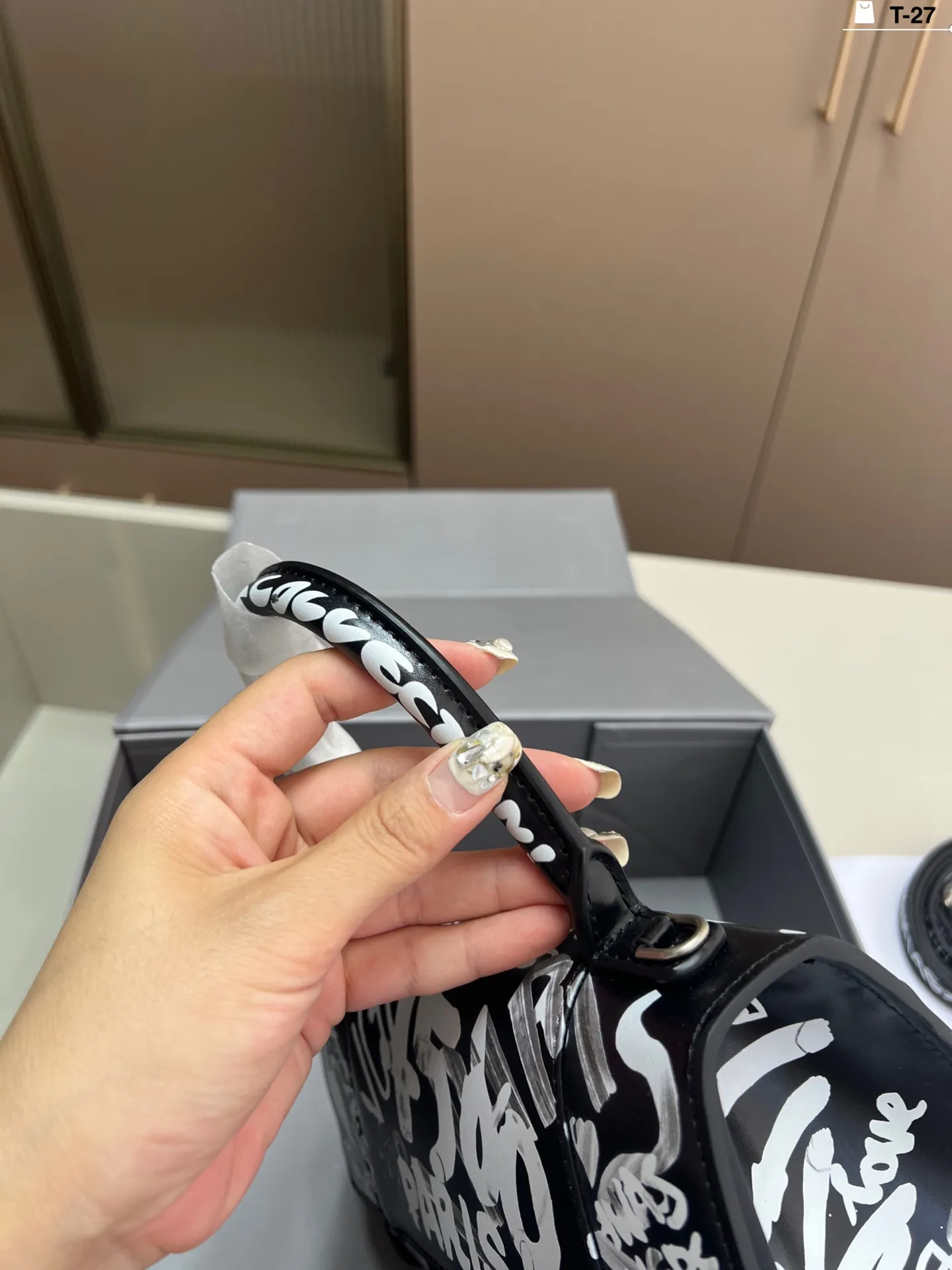 💰p155 巴黎世家涂鸦沙漏包 优雅 时尚 简单又大方 还带给你带来复古潮流的感觉 T-27尺寸22×10折叠盒