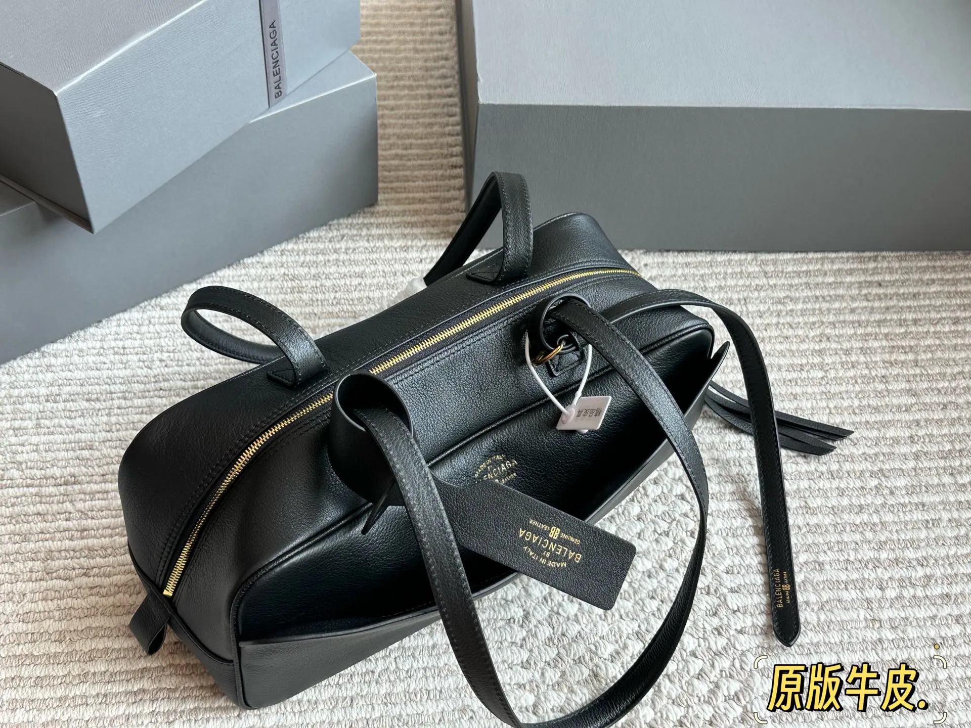 💰 280 原版牛皮 酷帅天花板 巴黎世家新推出的保龄球系列真的鲨疯了!!独特弧形包身上身辨识度直接拉满 双提手设计超贴心上身优雅大方,亦可单肩背随性自在 黑色牛皮材质质感无敌,光泽度恰到好处,看起来高级又耐造 32*12cm 配盒