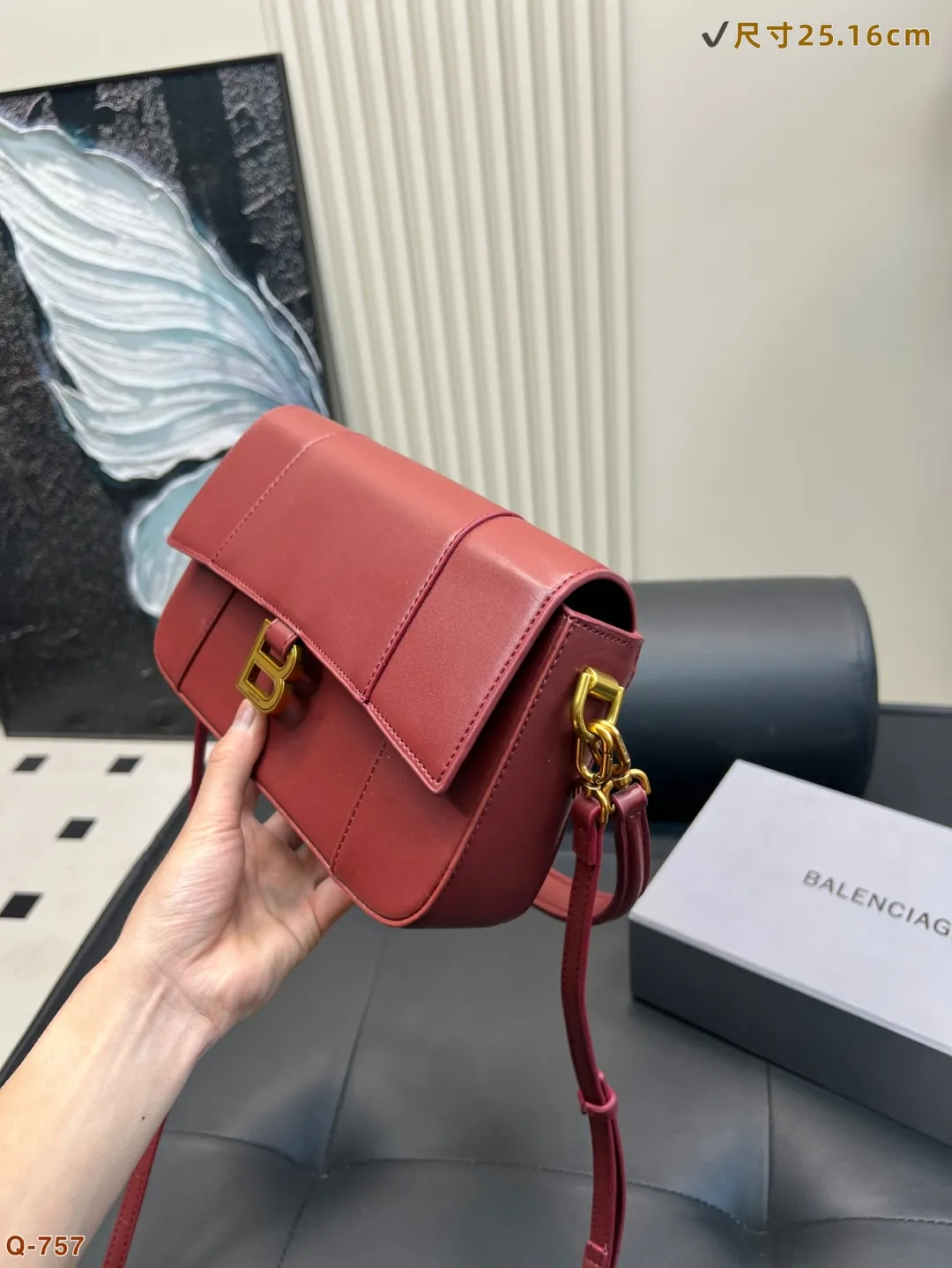 💰160 配折叠盒 巴黎世家CHIPS薯片袋造型颠覆传统牛皮材质打造独特触感，超薄设计却能装下手机、口红，兼具趣味与实用。搭配可拆卸肩带，轻松驾驭街头潮搭与摩登商务。以先锋设计打破平庸，让每一次出场都成为话题焦点！ 尺寸25.16cm