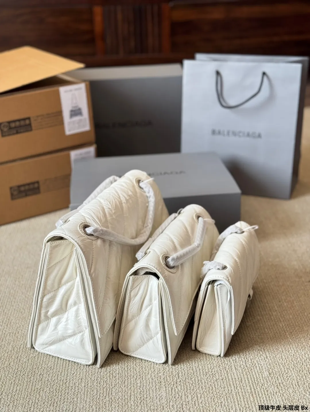 顶级原单 头层皮 p230/p200/p180 有Bella独特的氛围感了,好绝。 有Bella 那味儿了 一独特的氛围感好绝。 来自巴黎世家 Crush气场强大的实用型 大包包强势回归! 巴黎世家 Crush 以 Hourglass 沙漏包廓形为基础,特殊 处理后呈现出皱褶纸质感的纹理,软软的包身 十褶皱 感皮质,满满的前卫感! 整个包真的一眼爱上,经典沙漏轮廓,皮质柔软,手感 像枕头一般超级好!尺寸大号30 20cm 小号25 15cm 迷你20 13cm