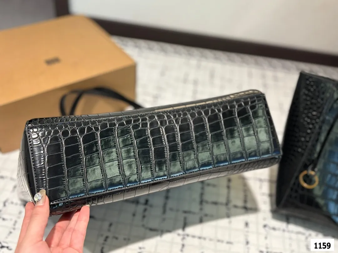 大号P140 小号P135 巴黎世家托特 Balenciaga 2025年新款 Hampton Carry All 手袋 洗练倒梯形结构搭配管状皮革双手柄,简化的包身结构更为轻便 尺寸:大号36 27 小号24 26