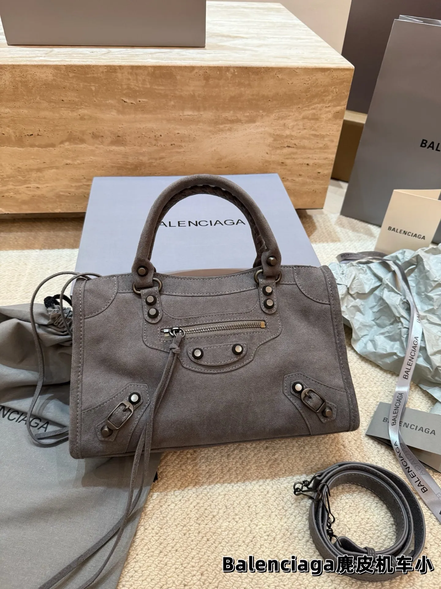 P235 P225 顶级原单 Balenciaga巴黎世家 麂皮机车包 -拥有立冬的第一只麂皮机车的快乐 这么帅谁能不爱呀[得意R] 粗犷硬朗的机车包型 加上拥有独一份质感的麂皮 拿捏时髦和氛围感就这么简单 尺寸大号37*23 小号30*19
