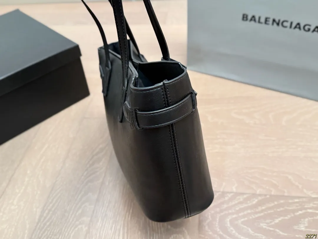 ¥160/¥150配盒 巴黎世家Balenciaga 新款出货啦!秋冬火爆款-日常搭配休闲风妥妥的,绝对吸人眼球不易撞包 。尺寸:33 26/27 20
