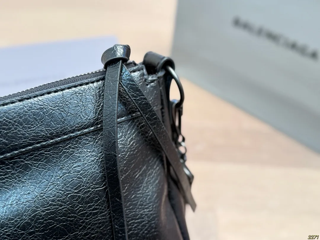 ¥150配盒 Balenciaga 巴黎世家机车包 仙女的背包 完完全全 被迷上啦 仿佛进入仙境般 是每个可爱的小仙女必备 尺寸28 18