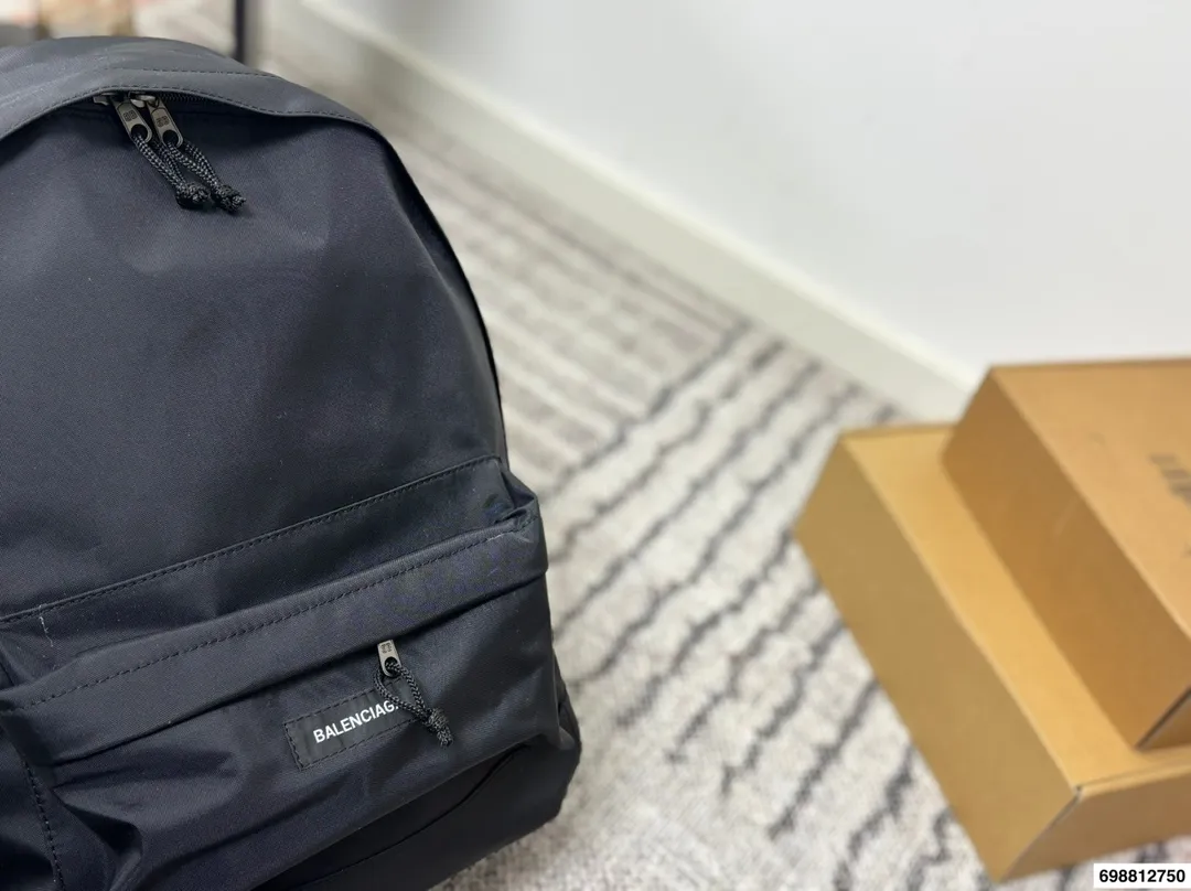 p190 Balenciaga双肩包 巴黎世家 男女皆可 百搭休闲 容量超惊人 重点是真的很轻便 设计也很简约耐看 尺寸33 44