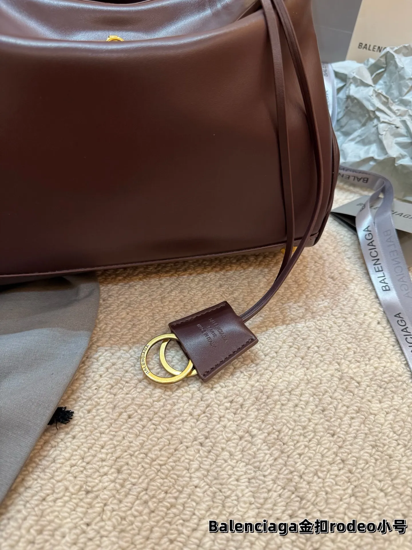 顶级原单 P240 巴黎世家 RODEO 托特包 矮个子也能驾驭的一款包包! 虽说是有两个扣子 建议老婆们扣在里面 前面可以拉拢下来更有设计感 更独特 和秋冬季的衣服超好搭!超米超喜欢💕 尺寸小号28.20