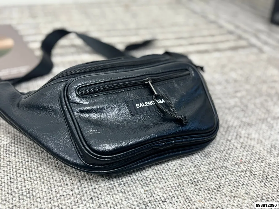 P120 巴黎世家腋下包 又出新单品▲新款 sling bag来啦~ 法棍包型超级实用的一款！ 尺寸29.18