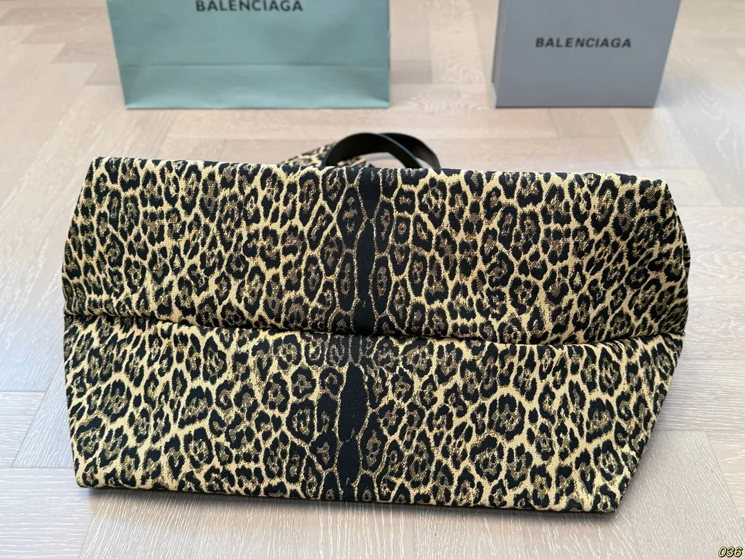 ¥170 巴黎世家 Balenciaga托特包 最新款帆布豹纹 豹纹一直是时尚圈的代名词 上身就是时髦精 容量很大 尺寸:底45高34
