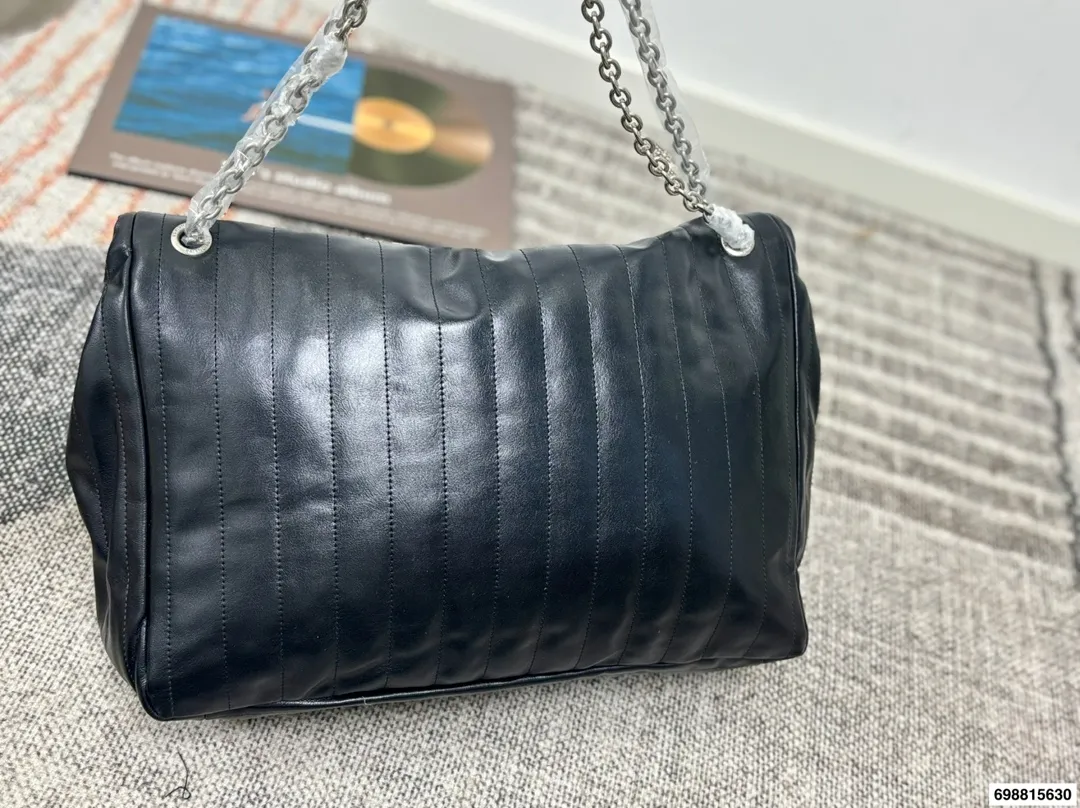 巴黎世家p180 超越妹妹这张脸真是无可挑剔 Litkovskaya外套搭配BALENCIAGA包和墨镜 整体大气时髦48.32