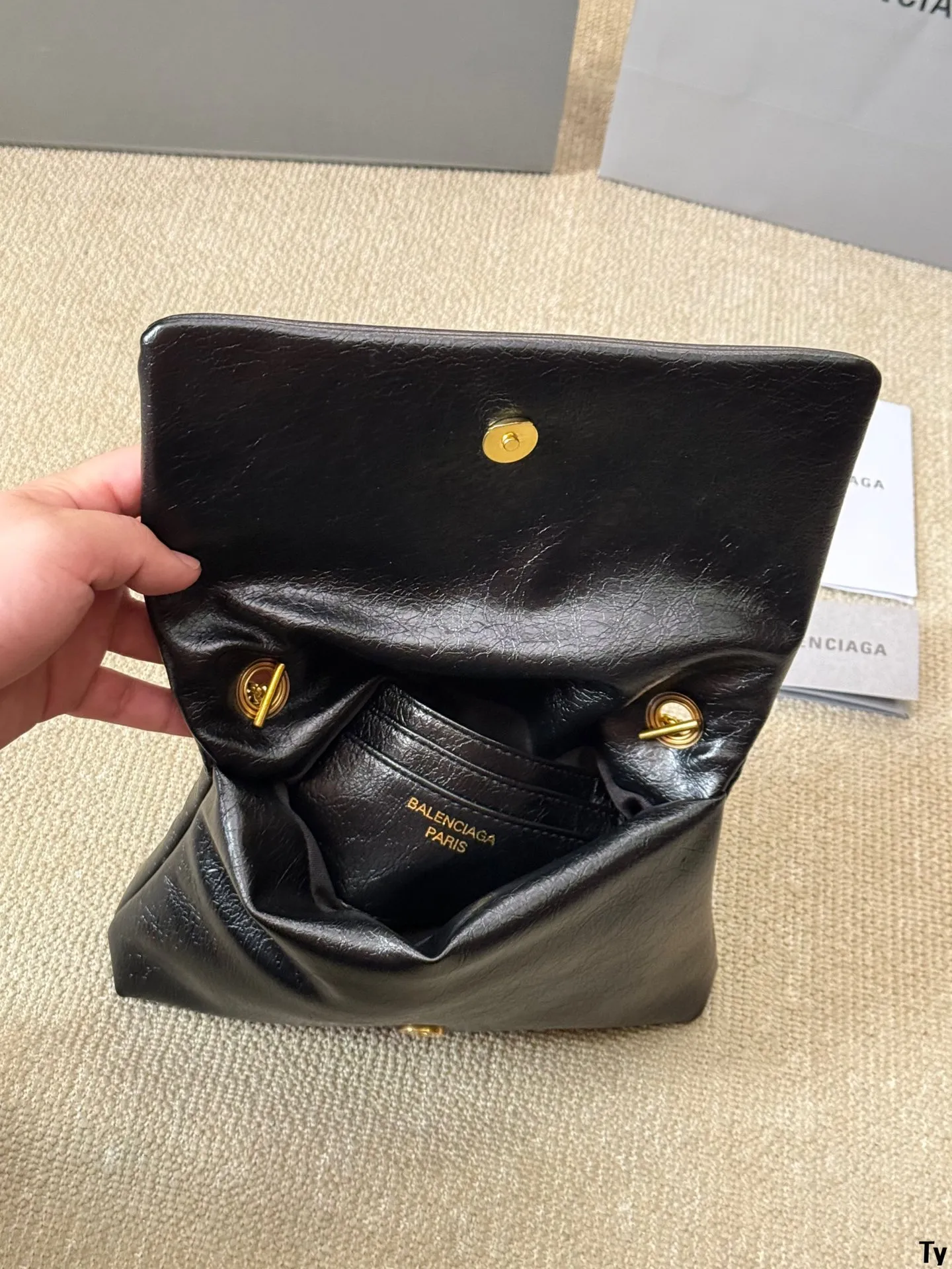 p135 巴黎 世家机车包 Balenciaga crush tote 别看mini小小的,这包可是很能装的呢大纸巾、皮包、粉饼、口红、车钥匙I、充电宝统统都放的进可以斜背、侧背、手提V 手提比较多拿上它你就是最潮流妞 尺寸24 16cm