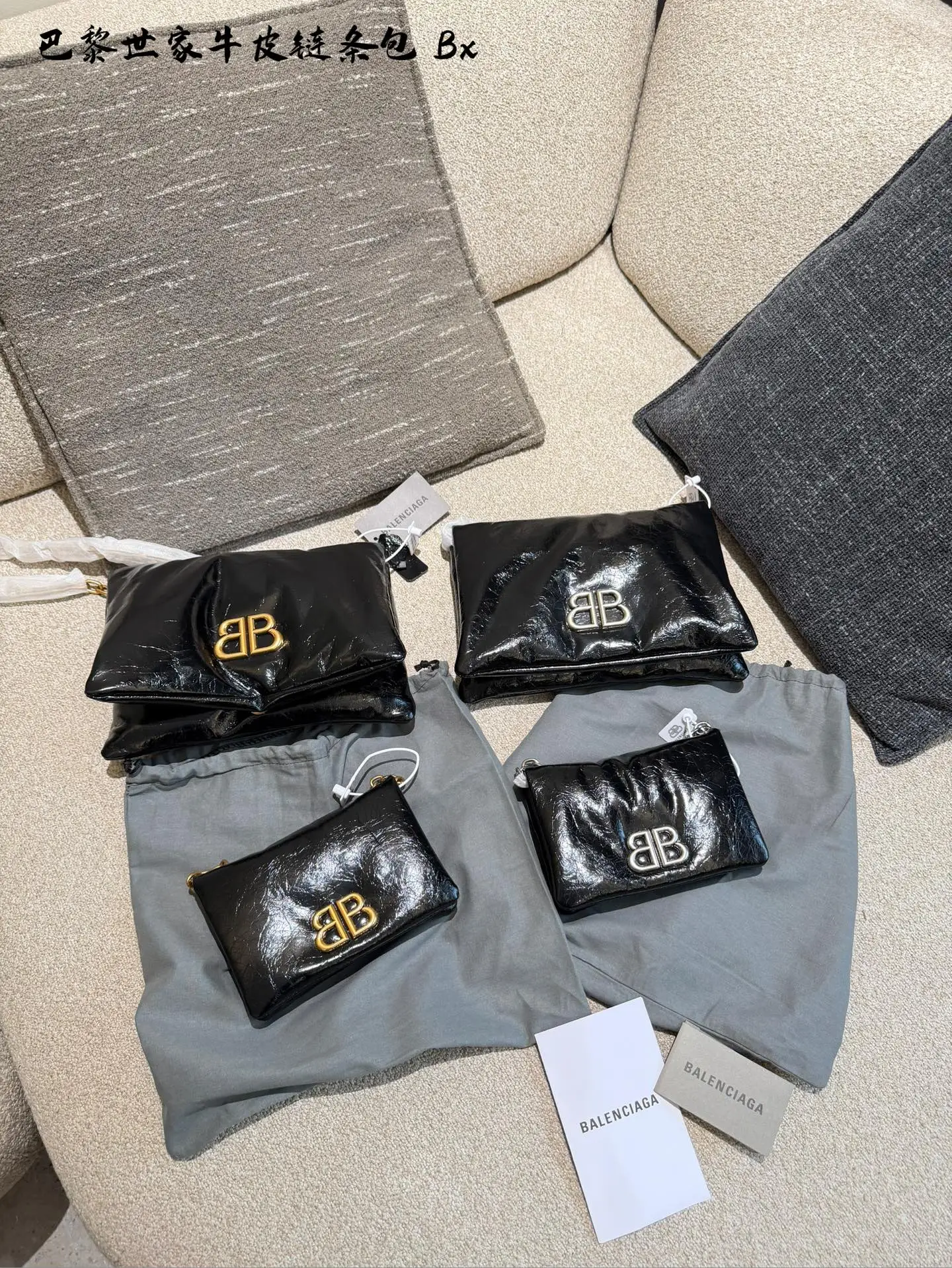 p150p175 巴黎世家新到美丽的小包包 巴黎世家monaco nano手袋 尺寸:长18cm,25cm • 蓬松细纹羊皮革 • Nano手袋 • 链式肩带53.8厘米,把链条绑起来还可以当作手包哦🩵