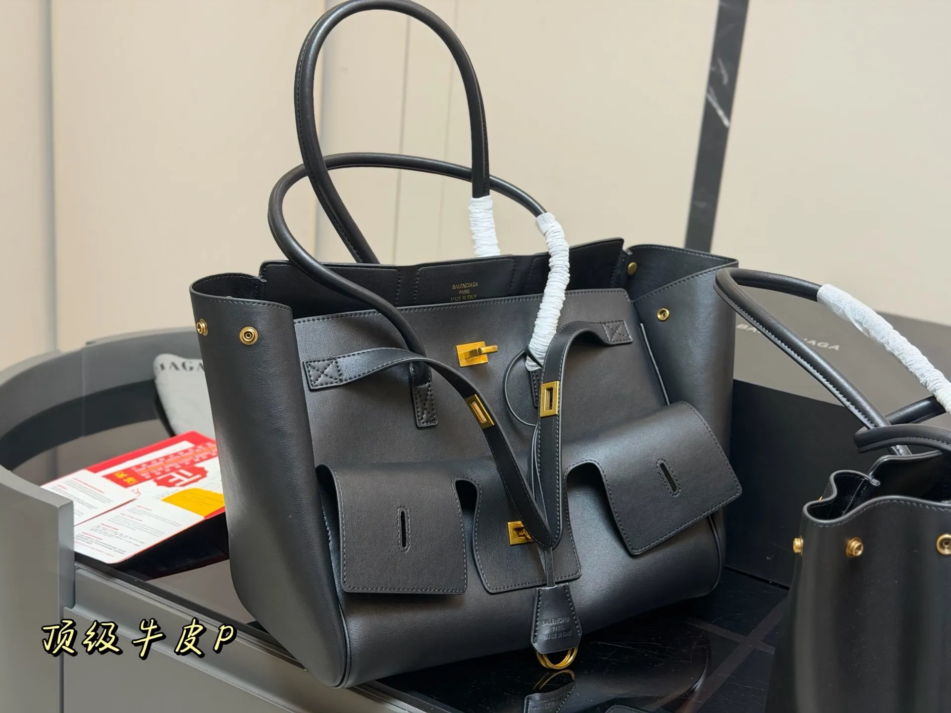 ¥420 ¥390 配折叠盒飞机盒 size:36.28cm 30.24cm 巴黎世家新款belair 大廓形包包 柔软的大廓形包包 上身慵懒感立刻get、 真的很喜欢又方便又酷的超实用大包!