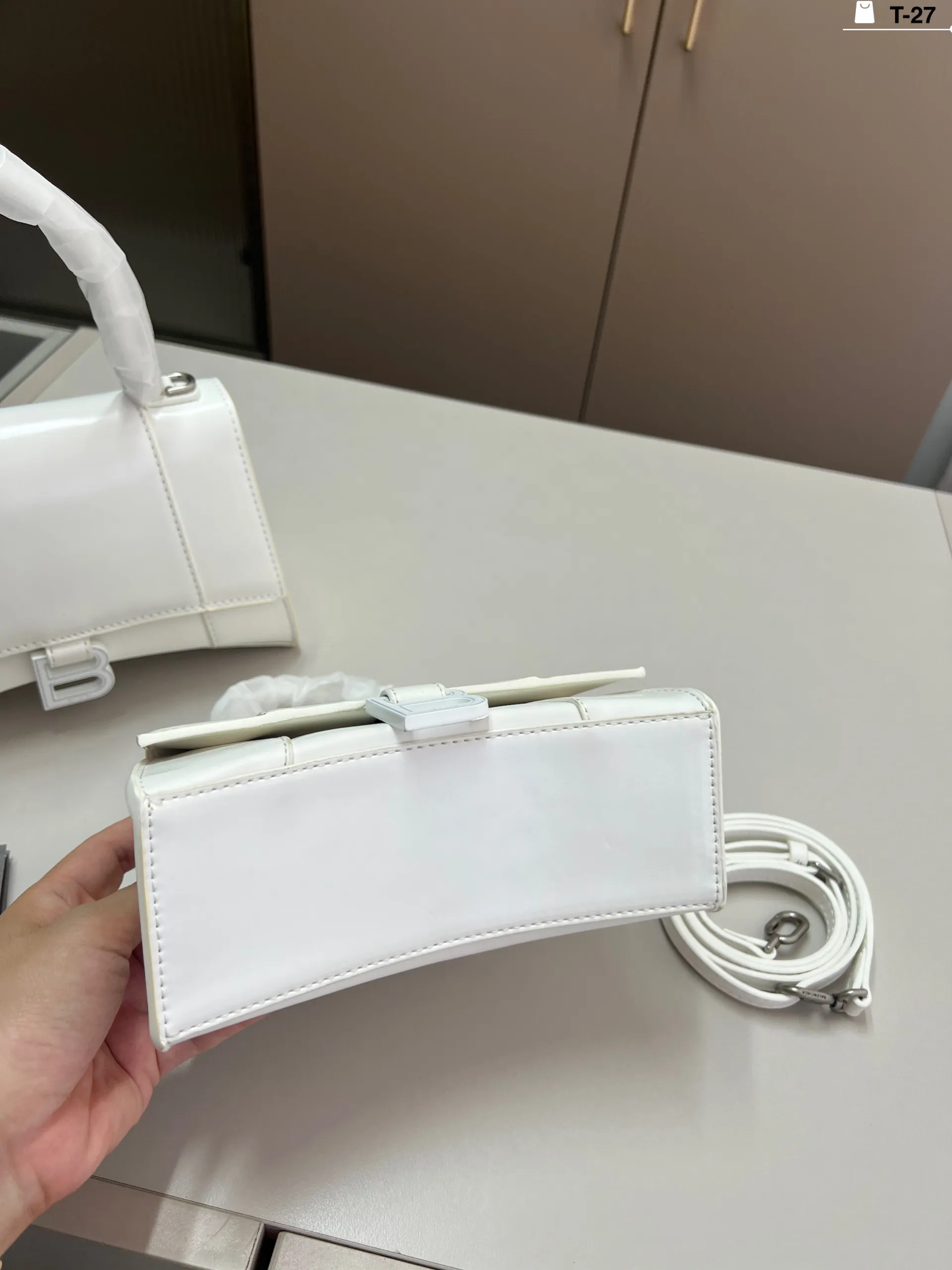 小💰p135 巴黎世家沙漏包(平纹) 优雅 时尚 简单又大方 还带给你带来复古潮流的感觉 T-27尺寸19×9/22×10折叠盒