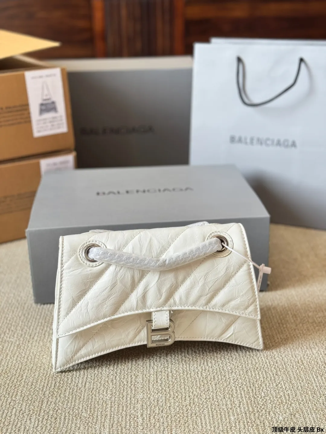 顶级原单 头层皮 p230/p200/p180 有Bella独特的氛围感了,好绝。 有Bella 那味儿了 一独特的氛围感好绝。 来自巴黎世家 Crush气场强大的实用型 大包包强势回归! 巴黎世家 Crush 以 Hourglass 沙漏包廓形为基础,特殊 处理后呈现出皱褶纸质感的纹理,软软的包身 十褶皱 感皮质,满满的前卫感! 整个包真的一眼爱上,经典沙漏轮廓,皮质柔软,手感 像枕头一般超级好!尺寸大号30 20cm 小号25 15cm 迷你20 13cm