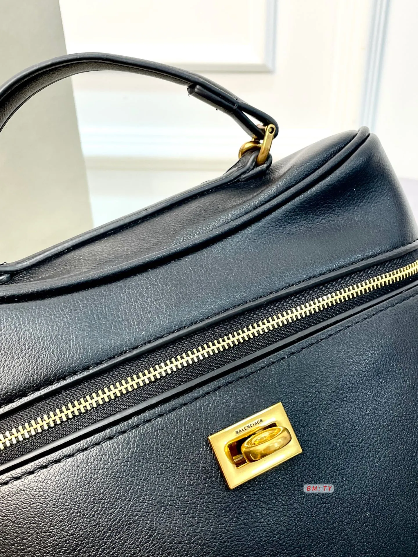 💰150 配折叠礼盒 巴黎世家2025秋冬Rodeo Vanity饭盒包，选用光滑皮革+金属Logo，低调又高级。包身线条简洁，顶部提手+可拆卸肩带，手提、斜挎、肩背都OK，背法超灵活！容量手机、钱包、口红轻松收纳，日常通勤休闲都能搭配。 尺寸：21*8*18.5