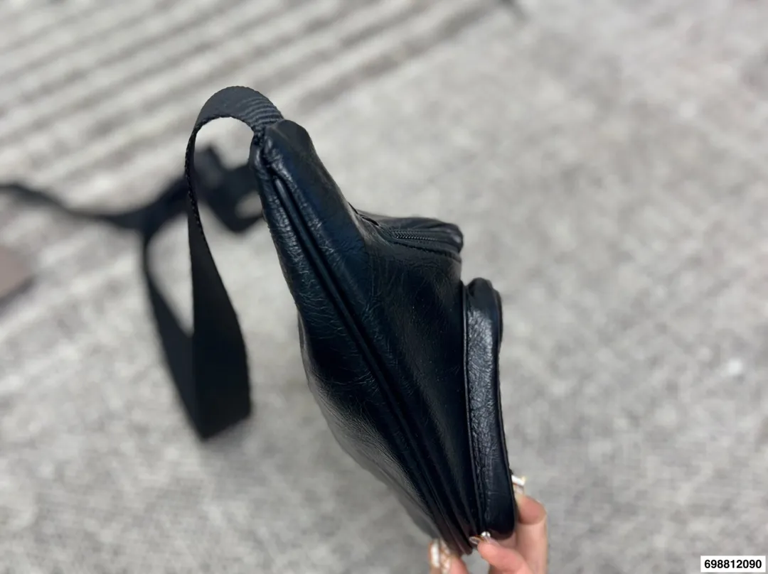 P120 巴黎世家腋下包 又出新单品▲新款 sling bag来啦~ 法棍包型超级实用的一款！ 尺寸29.18