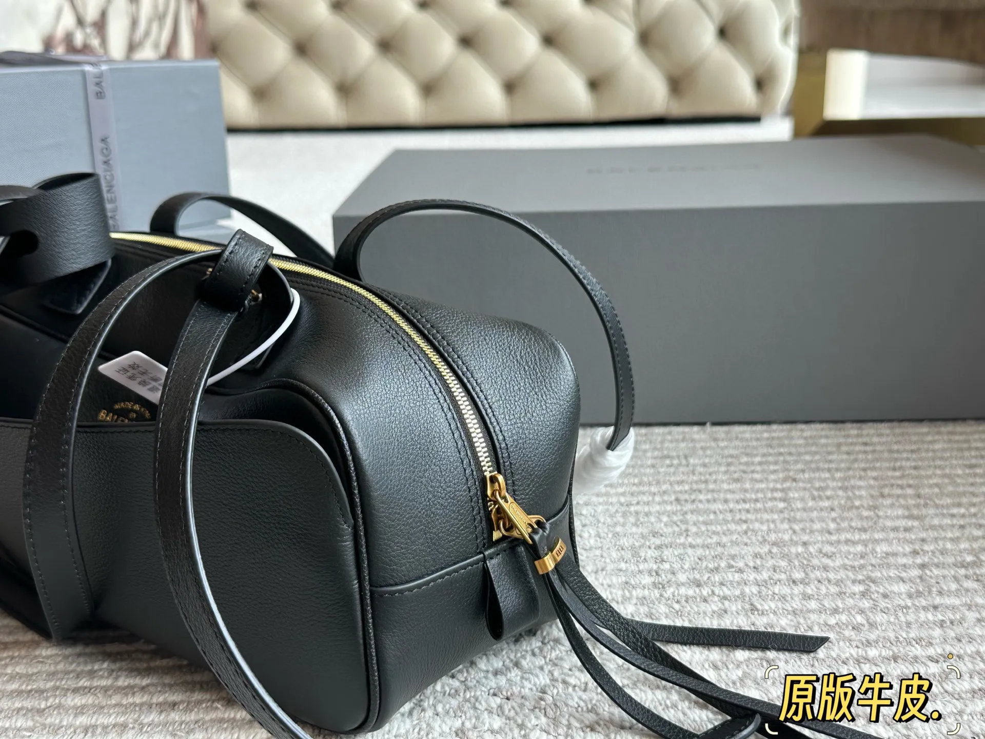 💰 280 原版牛皮 酷帅天花板 巴黎世家新推出的保龄球系列真的鲨疯了!!独特弧形包身上身辨识度直接拉满 双提手设计超贴心上身优雅大方，亦可单肩背随性自在 黑色牛皮材质质感无敌，光泽度恰到好处，看起来高级又耐造 32*12cm 配盒