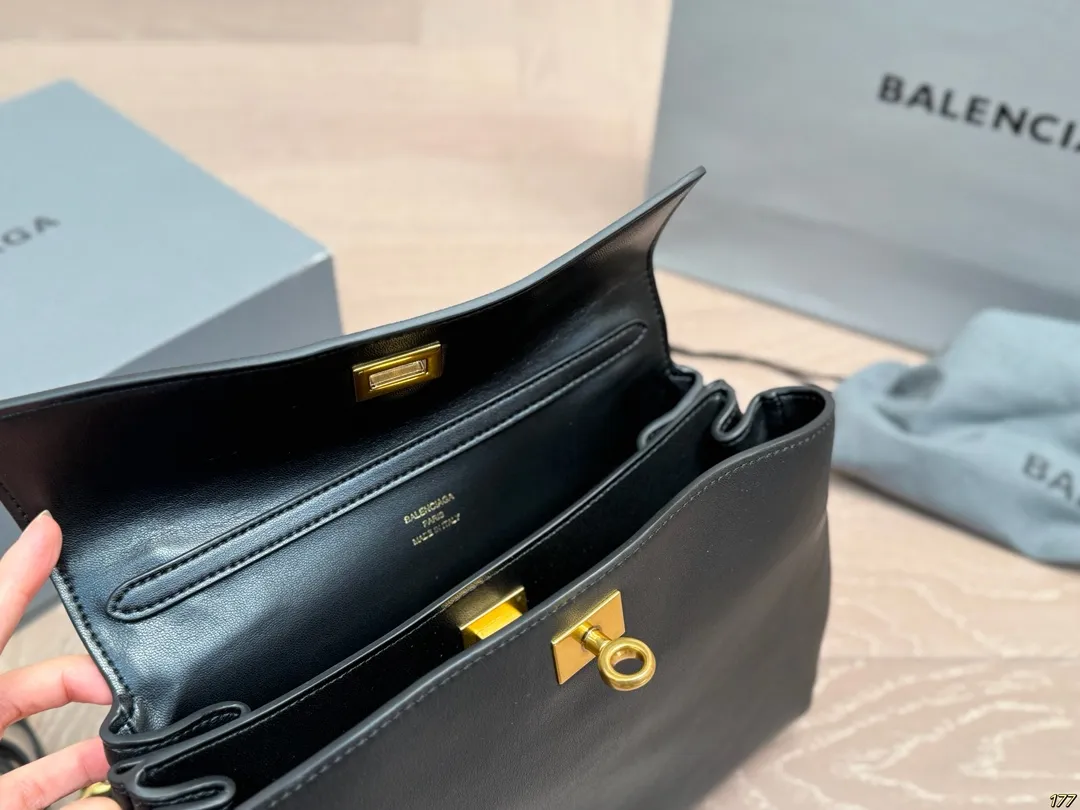 &yen;315/&yen;295/&yen;250飞机盒 Balenciaga巴黎世家新款 任何风格都可轻松驾驭 适合日常 旅游 出行 集美必备 尺寸：35 23/28 19/22 16