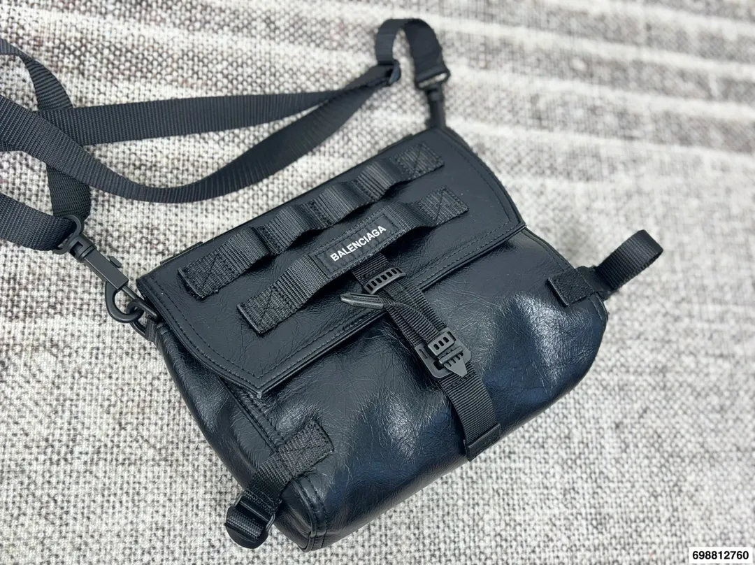 P190 巴黎世家邮差 还有这么机能风的Balenciaga邮差!!!! 实物巨巨巨好看!! 走在潮流第一线的俊男靓女们必须要拥有这只巴黎世家 尺寸：24 19