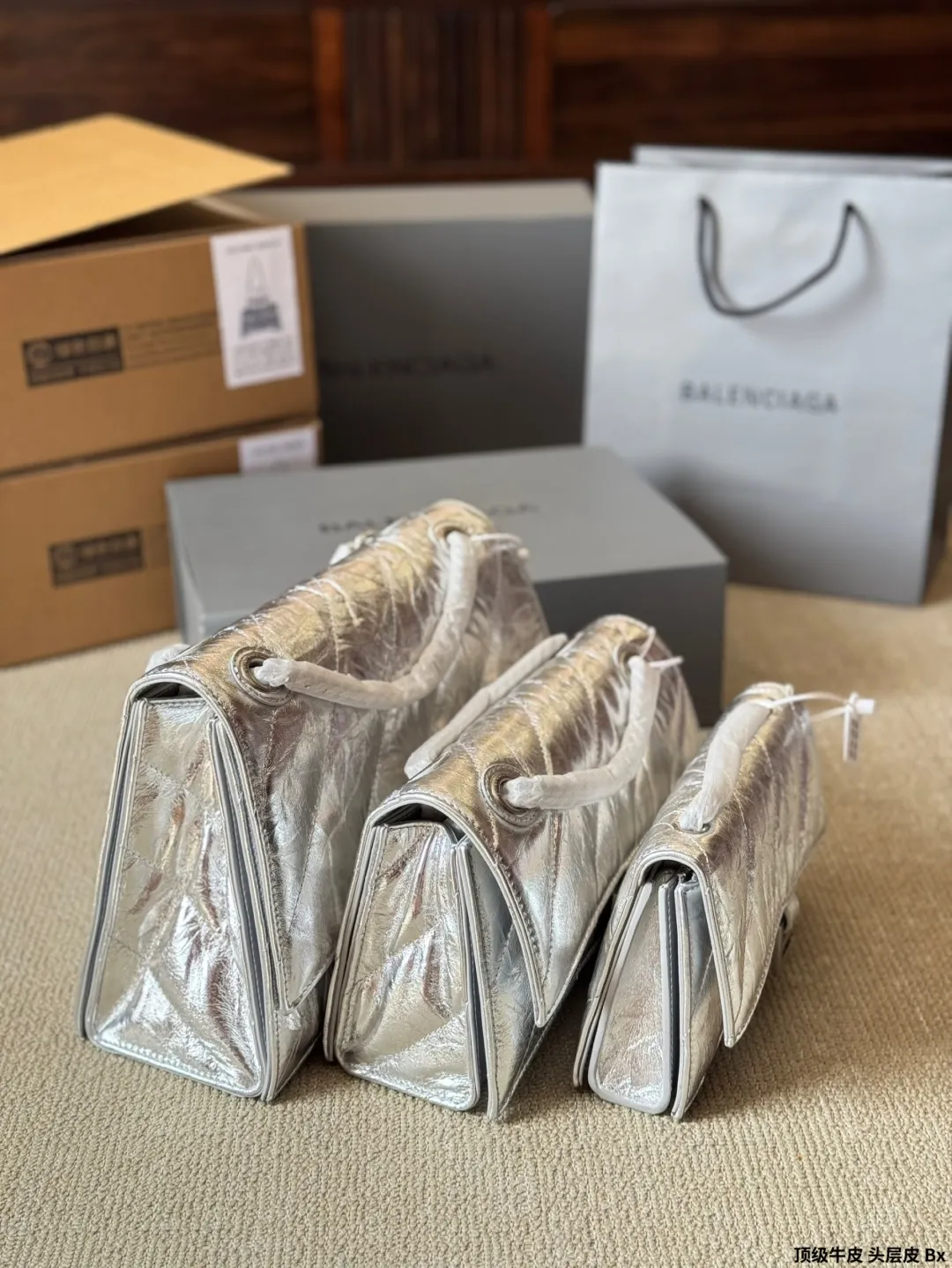 顶级原单 头层皮 p230/p200/p180 有Bella独特的氛围感了,好绝。 有Bella 那味儿了 一独特的氛围感好绝。 来自巴黎世家 Crush气场强大的实用型 大包包强势回归! 巴黎世家 Crush 以 Hourglass 沙漏包廓形为基础,特殊 处理后呈现出皱褶纸质感的纹理,软软的包身 十褶皱 感皮质,满满的前卫感! 整个包真的一眼爱上,经典沙漏轮廓,皮质柔软,手感 像枕头一般超级好!尺寸大号30 20cm 小号25 15cm 迷你20 13cm