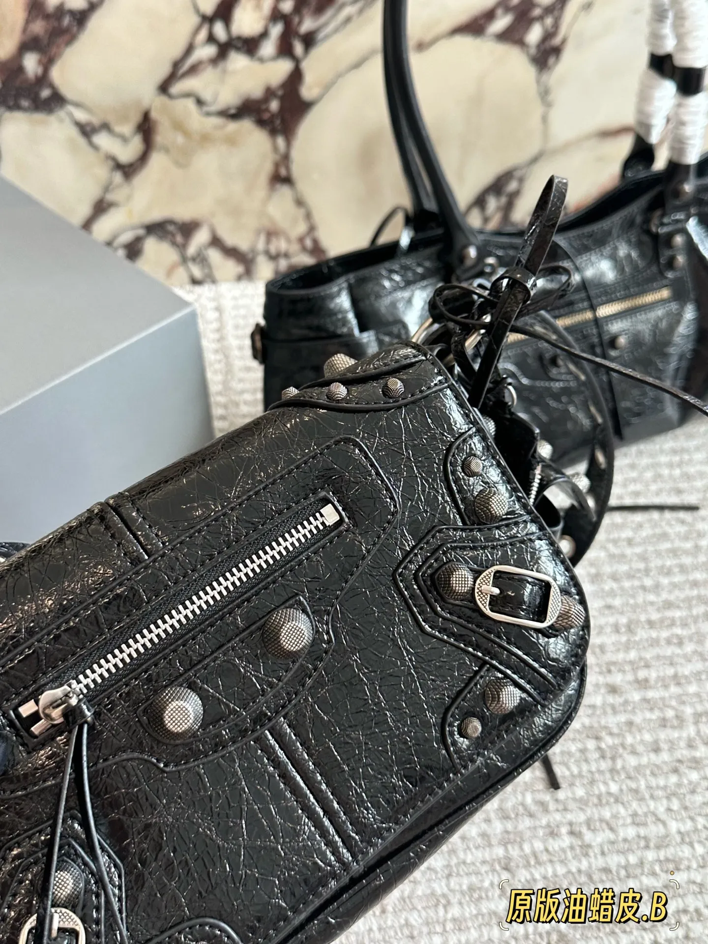 💰250 油蜡皮 配盒 size:24*14cm 巴黎世家Le duffle 致敬经典机车包系列重磅新款 不要泰可爱了吧!! 小小只百搭神器 mini size! 可调节编织肩带附加孔眼 外挂皮革卡包、心型挂镜 🉑️腋下🉑️肩背🉑️斜背