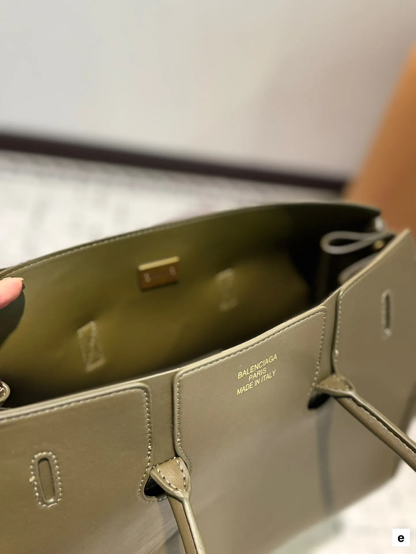 牛皮 p285 卡戴珊look|巴黎世家 甲甲卡戴珊(Kim Kardashian)套装巴黎世家家的 (铂金包Balenciaga belair)黑色机车过膝靴穿出了卡戴珊的霸气. 。。今年巴黎世家的包把爱马仕玩的淋漓尽先是kelly redeo,又是birkin的belair。光价格没比爱 马仕便宜哦,真是又爱又恨的。大号35 30cm