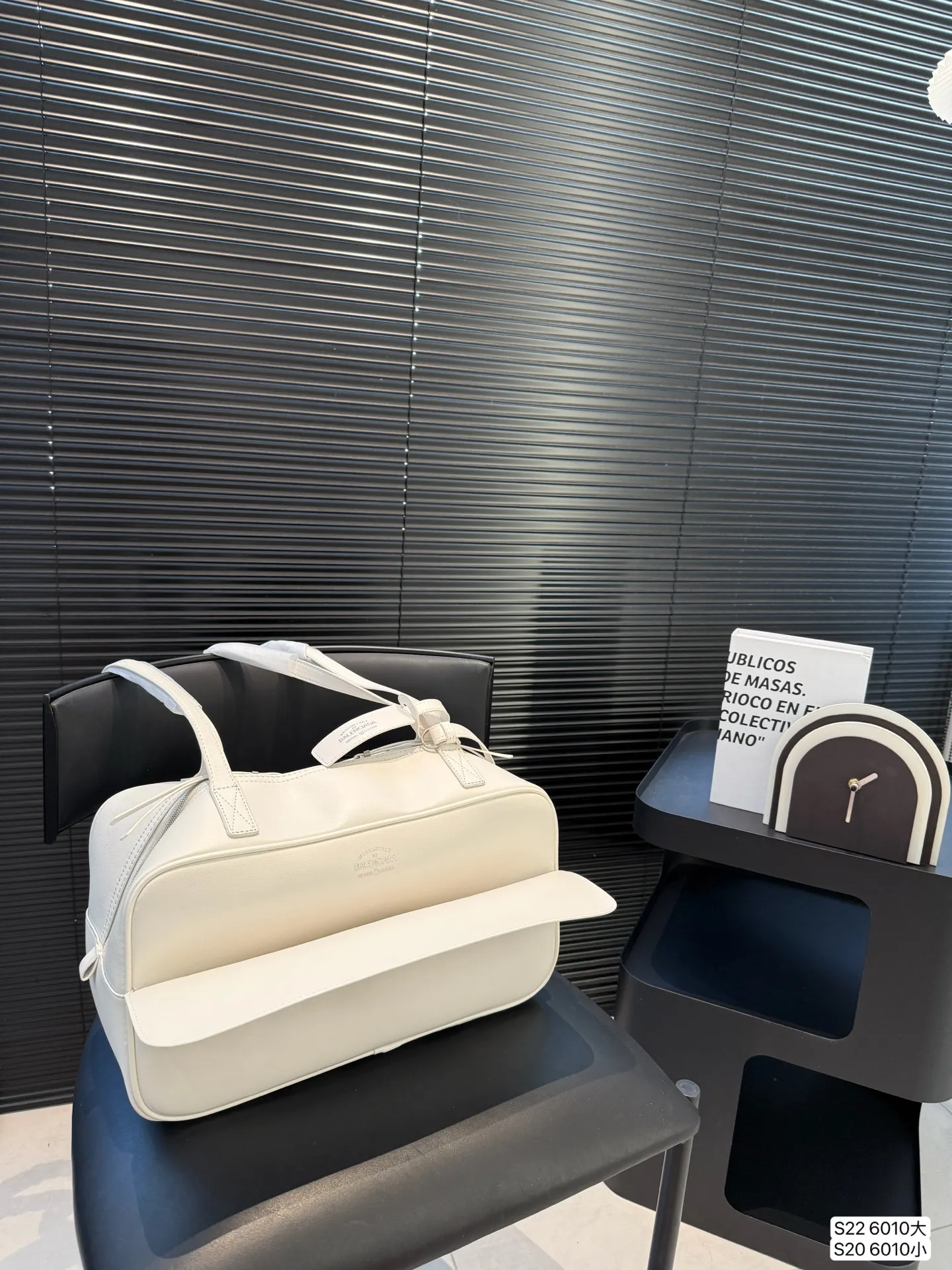 大号P160 小号P150 巴黎世家 腋下包 Carrie 上新:巴黎世家腋下包Carrie~ 新推出的保龄球系列真的鲨疯了!!独特弧形包身上身辨识度直接拉满 双提手设计超贴心上身优雅大方,亦可单肩背随性自在大小两个尺寸满足出行需求 尺寸:大37 20 小32 13 货号6010