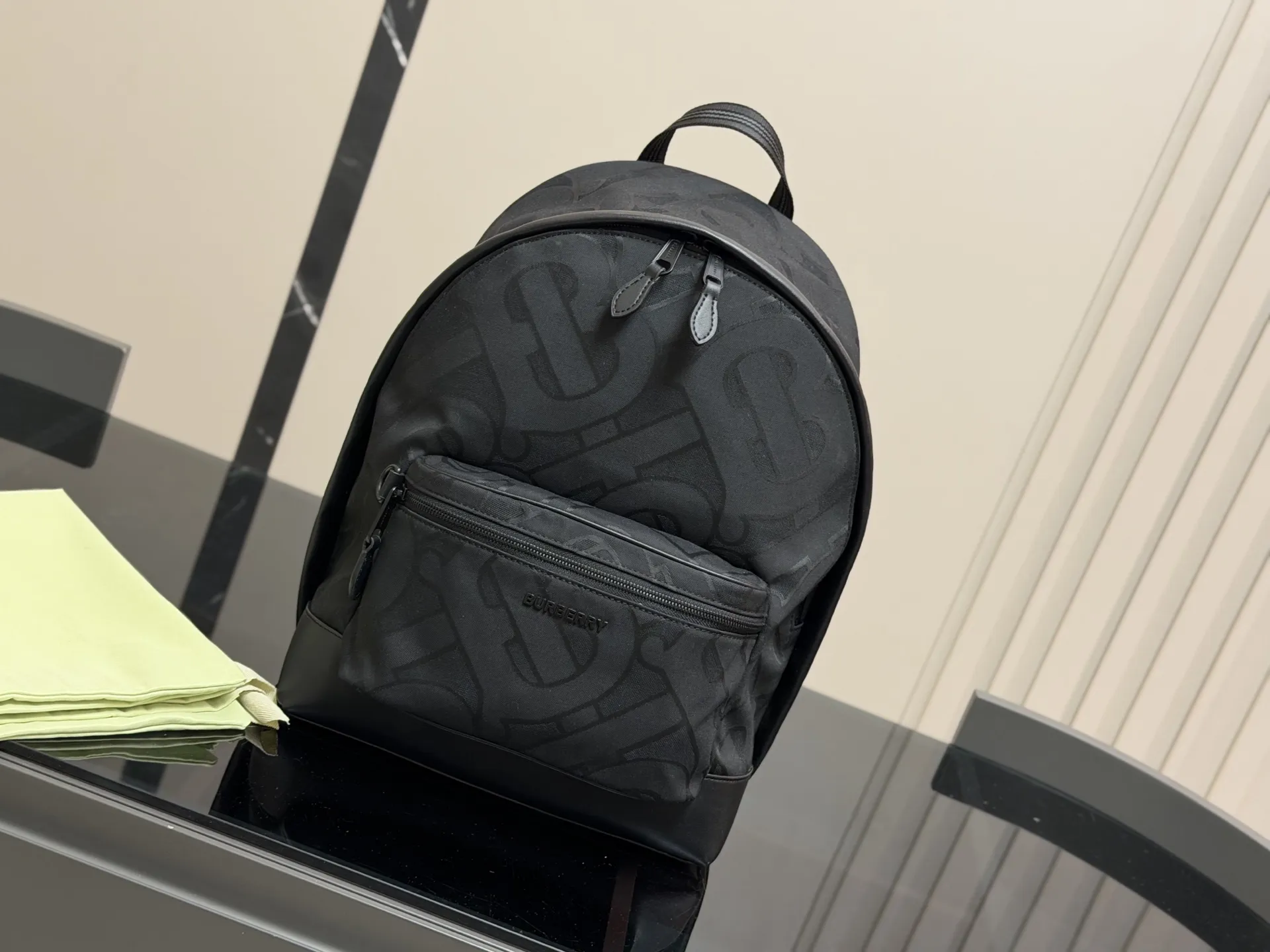 &yen;220 无盒 轻便又🈶️容量 size：30*40cm 巴宝莉双肩包🎒 这款背包以标志性Burberry Trench风衣的独创面料作为灵感来源， 采用与棉质嘎巴甸同为密织结构的柔韧尼龙材质制成。 真的是好用到心坎里。