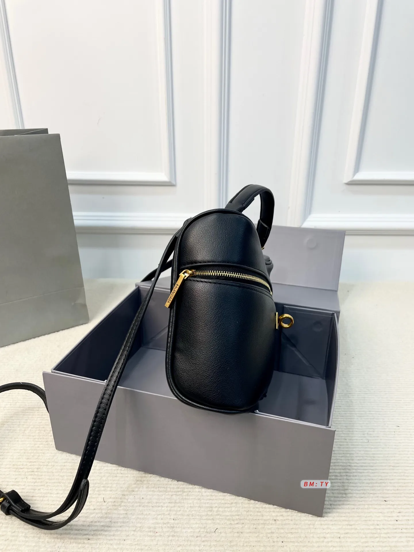 💰150 配折叠礼盒 巴黎世家2025秋冬Rodeo Vanity饭盒包，选用光滑皮革+金属Logo，低调又高级。包身线条简洁，顶部提手+可拆卸肩带，手提、斜挎、肩背都OK，背法超灵活！容量手机、钱包、口红轻松收纳，日常通勤休闲都能搭配。 尺寸：21*8*18.5