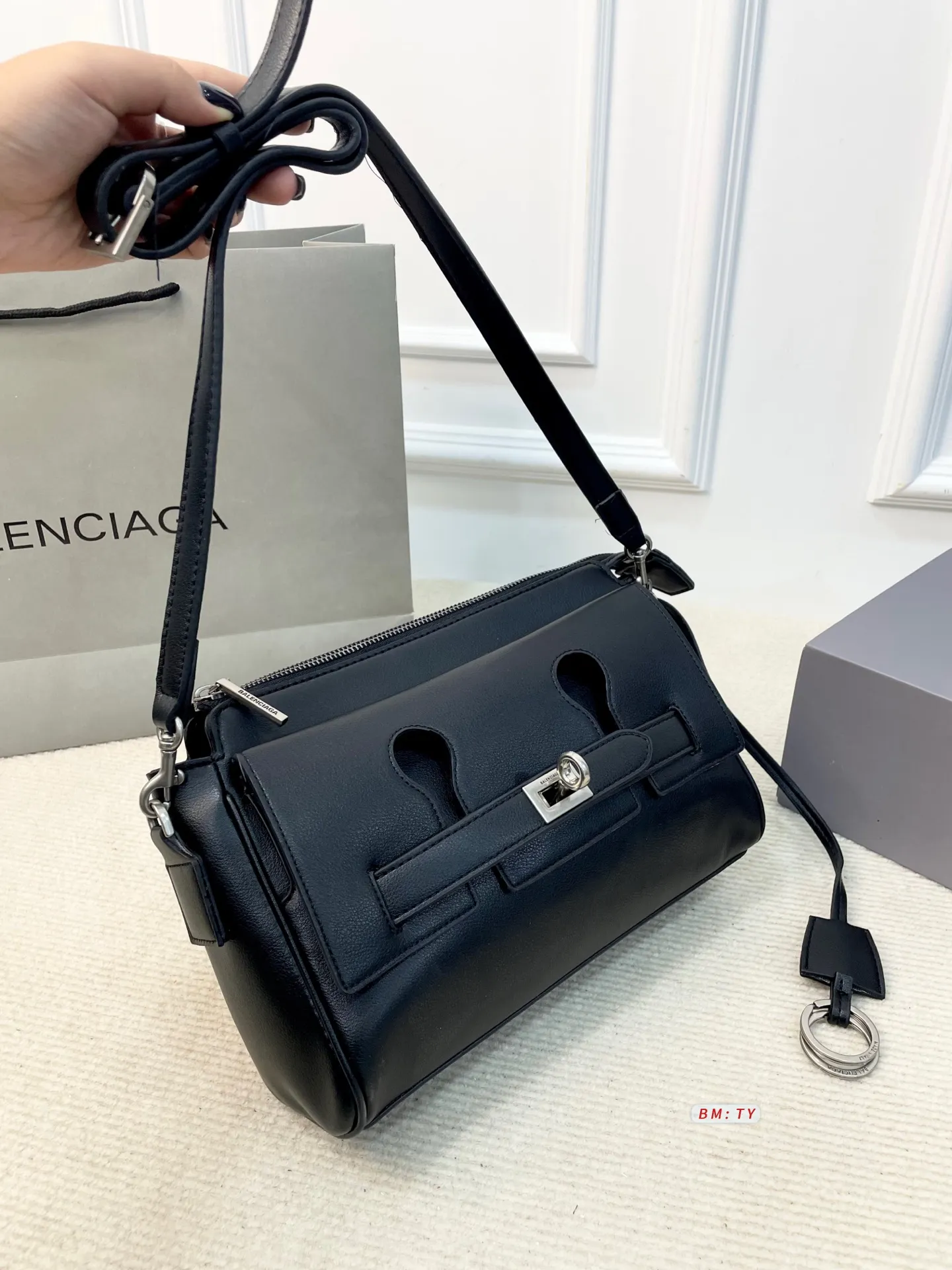 💰165 配折叠礼盒 巴黎世家Bel Air邮差包,质感细腻耐用,配色低调优雅,金属扣件精致有质感。包型经典,线条流畅,尺寸适中,通勤休闲都很适合。肩带可调节,支持单肩、斜挎多种背法,灵活百搭。内部空间合理,日常物品轻松收纳。 尺寸:27*10*18