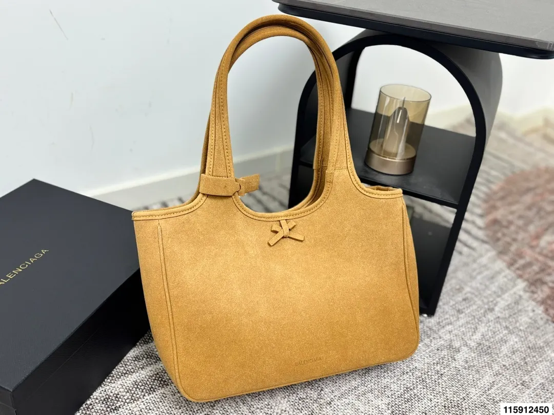 p160 配盒子巴黎世家 Balenciaga 巴黎世家 托特包 这款黑色托特包采用麂皮 表面细腻有质感，设计极简，线条流畅，低调又高级。容量大，通勤或短途出行都很实用，手提肩背都方便。黑色百搭，轻松融入各种穿搭，简约风格爱好者必入！日常通勤、休闲场合都能hold住，实用又提升造型感山 尺寸36 24