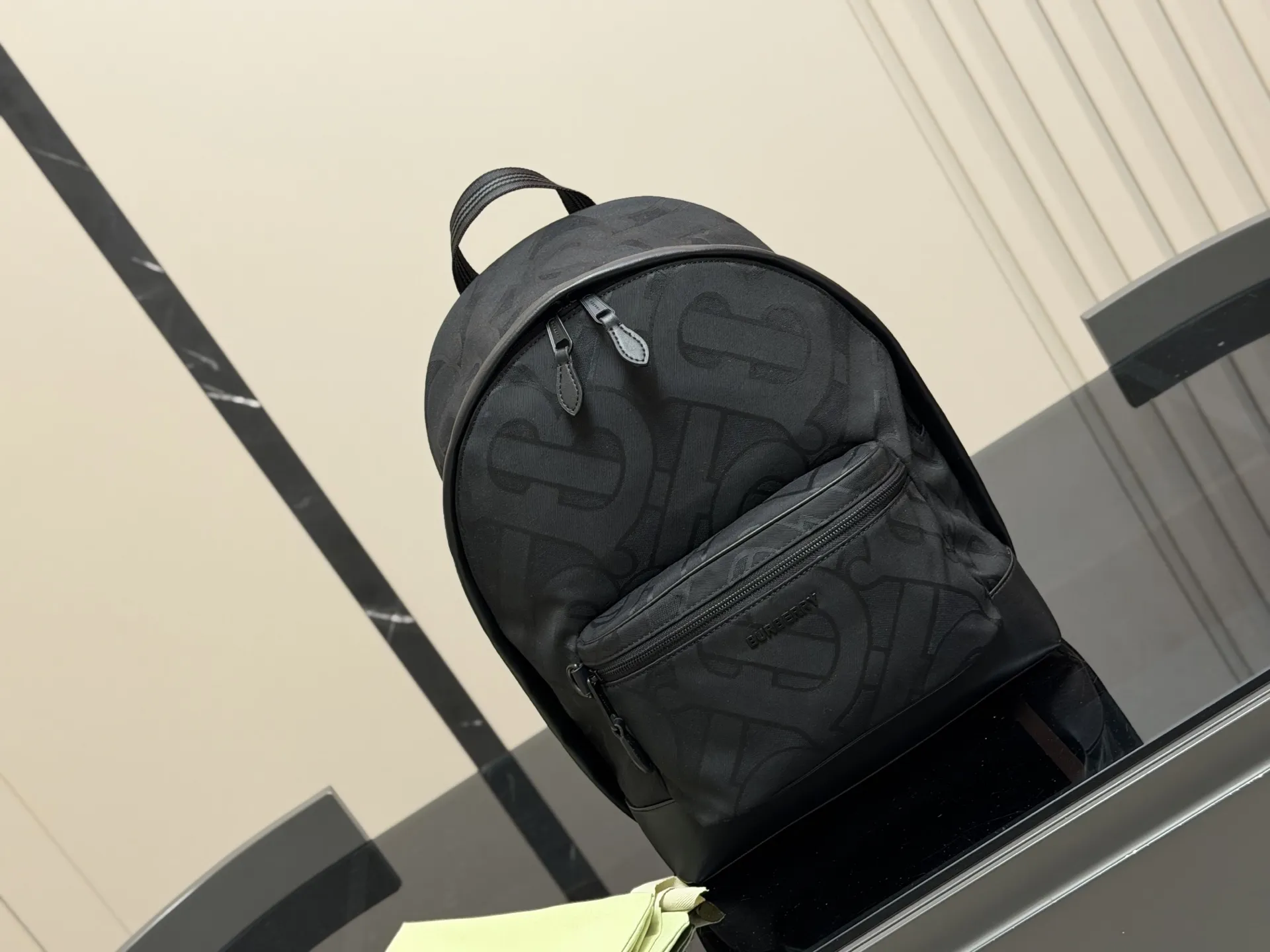 ¥220 无盒 轻便又🈶️容量 size:30*40cm 巴宝莉双肩包🎒 这款背包以标志性Burberry Trench风衣的独创面料作为灵感来源, 采用与棉质嘎巴甸同为密织结构的柔韧尼龙材质制成。 真的是好用到心坎里。