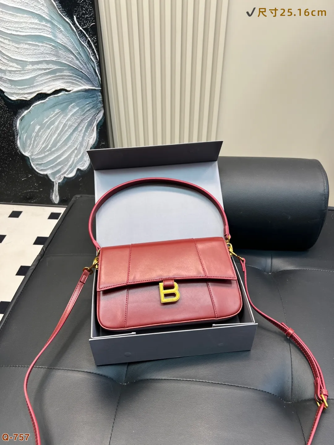 💰160 配折叠盒 巴黎世家CHIPS薯片袋造型颠覆传统牛皮材质打造独特触感，超薄设计却能装下手机、口红，兼具趣味与实用。搭配可拆卸肩带，轻松驾驭街头潮搭与摩登商务。以先锋设计打破平庸，让每一次出场都成为话题焦点！ 尺寸25.16cm