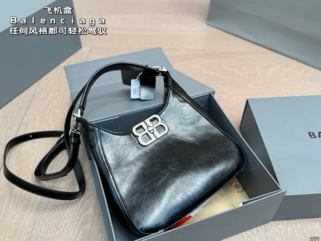 &yen;180飞机盒 Balenciaga 巴黎世家新款 任何风格都可轻松驾驭 适合日常 旅游 出行 集美必备 尺寸20 16