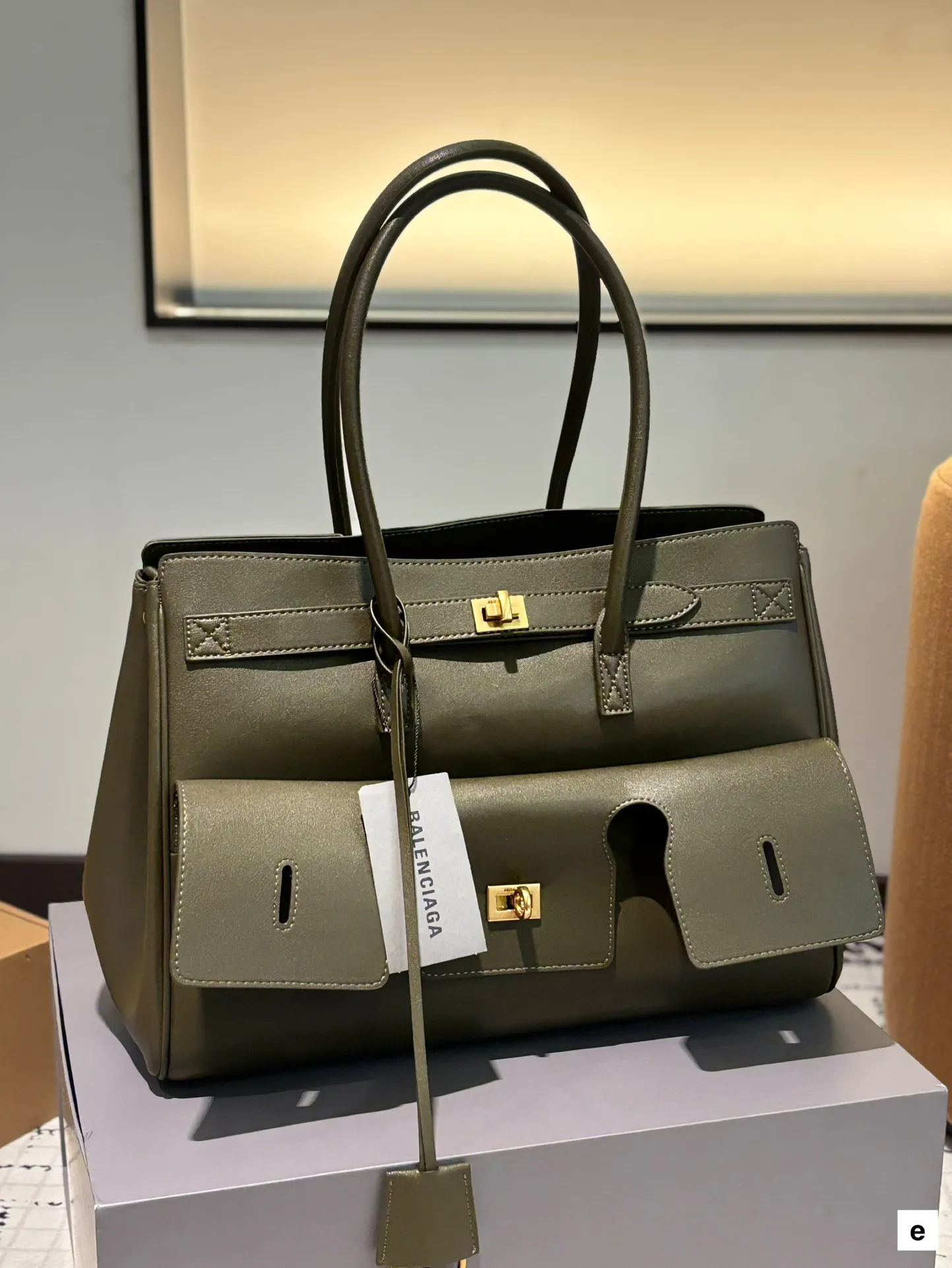 牛皮 p285 卡戴珊look|巴黎世家 甲甲卡戴珊(Kim Kardashian)套装巴黎世家家的 (铂金包Balenciaga belair)黑色机车过膝靴穿出了卡戴珊的霸气. 。。今年巴黎世家的包把爱马仕玩的淋漓尽先是kelly redeo,又是birkin的belair。光价格没比爱 马仕便宜哦,真是又爱又恨的。大号35 30cm