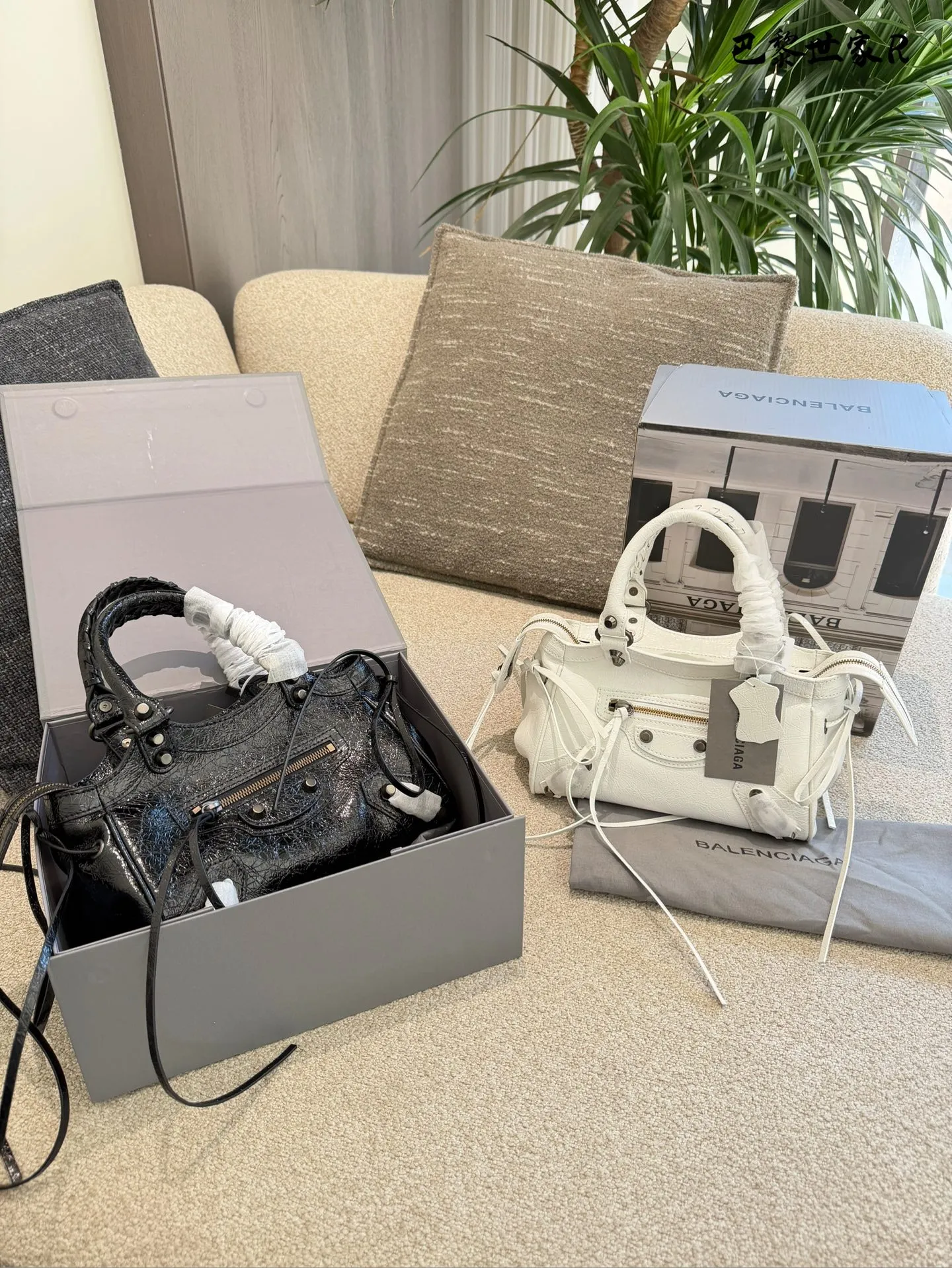 巴黎世家机车包p250 这是巴黎世家机车包,属于时尚界的经典单品。包身采用油蜡皮材质,配有铆钉装饰,设计硬朗且富有质感。常见尺寸有mini、小号和中号,适合不同身高和需求的人 群。原产地为法国,是巴黎世家品牌的标志性产品之一- ,深受全球时尚爱好者的喜爱。 养护方面,建议避免长时间暴露在阳光下,以免褪色。使用后及时清理表面灰尘,可用柔软布料轻轻擦拭。定期检查五金件是否松动,必要时可联系专业维修服务进行维护23cm