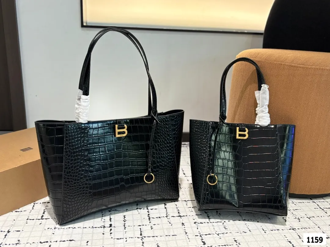 大号P140 小号P135 巴黎世家托特 Balenciaga 2025年新款 Hampton Carry All 手袋 洗练倒梯形结构搭配管状皮革双手柄,简化的包身结构更为轻便 尺寸:大号36 27 小号24 26