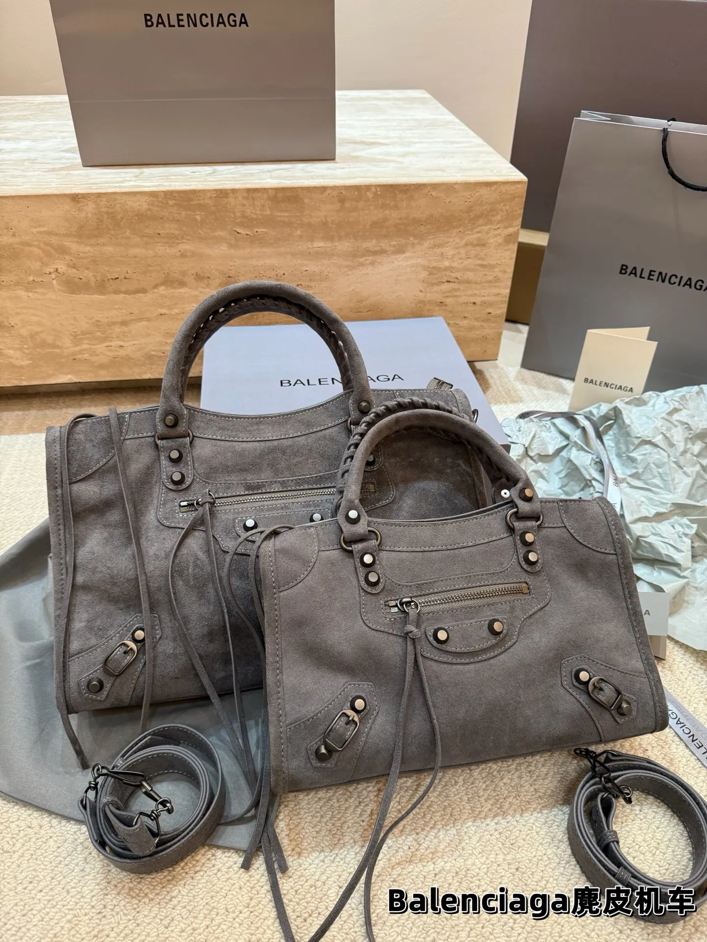 P235 P225 顶级原单 Balenciaga巴黎世家 麂皮机车包 -拥有立冬的第一只麂皮机车的快乐 这么帅谁能不爱呀[得意R] 粗犷硬朗的机车包型 加上拥有独一份质感的麂皮 拿捏时髦和氛围感就这么简单 尺寸大号37*23 小号30*19