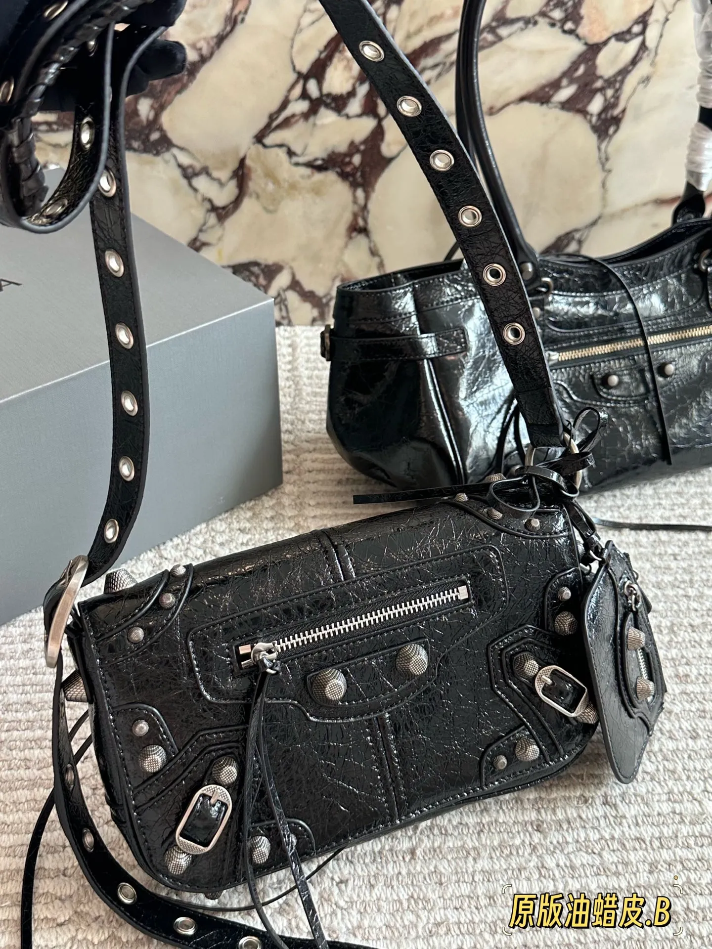 💰250 油蜡皮 配盒 size:24*14cm 巴黎世家Le duffle 致敬经典机车包系列重磅新款 不要泰可爱了吧!! 小小只百搭神器 mini size! 可调节编织肩带附加孔眼 外挂皮革卡包、心型挂镜 🉑️腋下🉑️肩背🉑️斜背