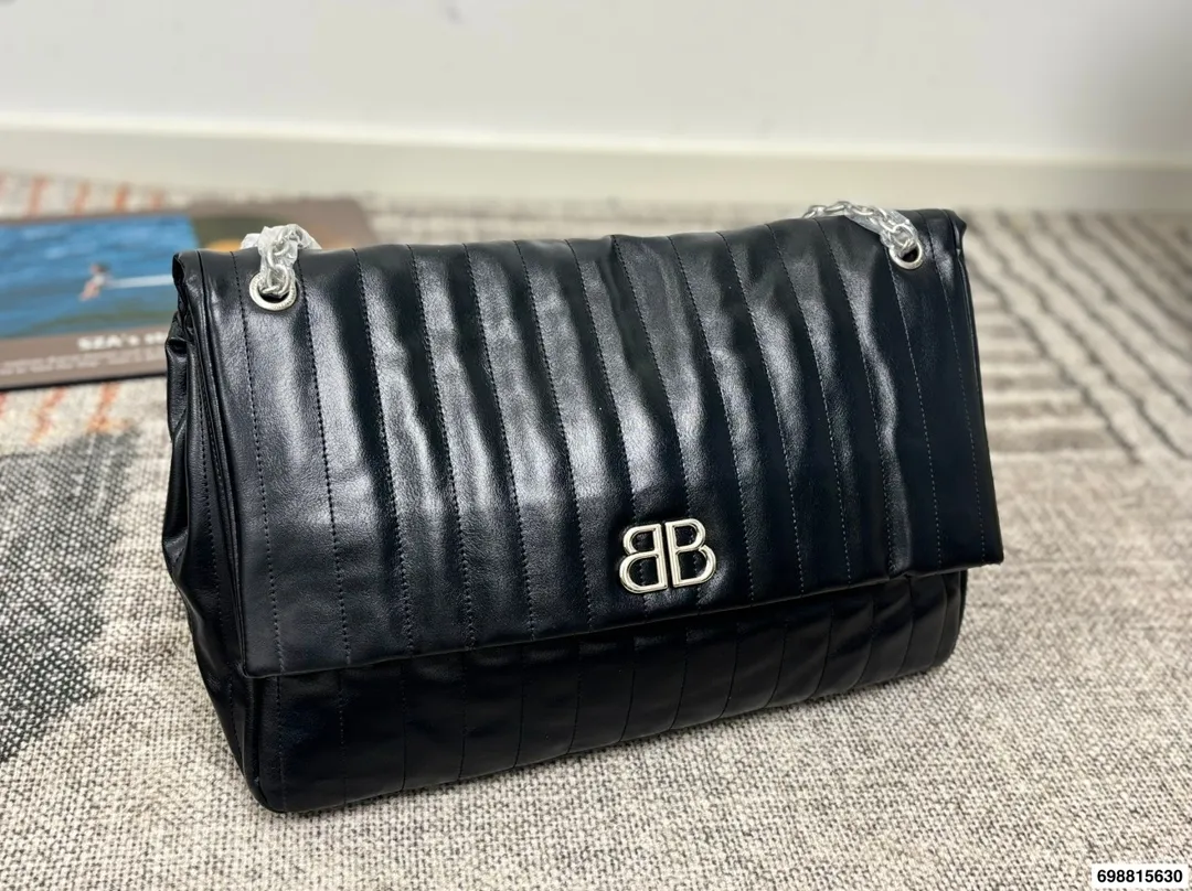 巴黎世家p180 超越妹妹这张脸真是无可挑剔 Litkovskaya外套搭配BALENCIAGA包和墨镜 整体大气时髦48.32