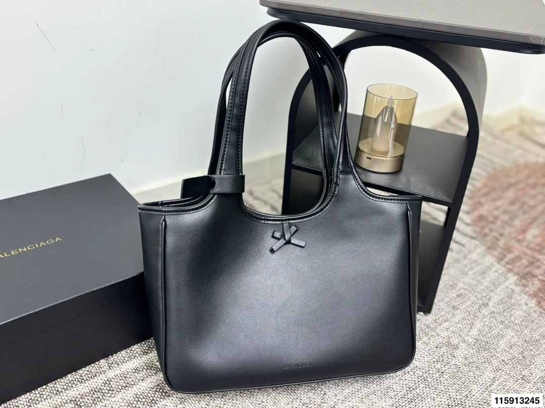 p145 配盒子 Balenciaga 巴黎世家 托特包 这款白色托特包采用柔软皮革,表面细腻有质感,设计极简,线条流畅,低调又高级。容量大,通勤或短途出行都很实用,手提肩背都方便。黑色百搭,轻松融入各种穿搭,简约风格爱好者必入!日常通勤、休闲场合都能hold住,实用又提升造型感山 尺寸36 24