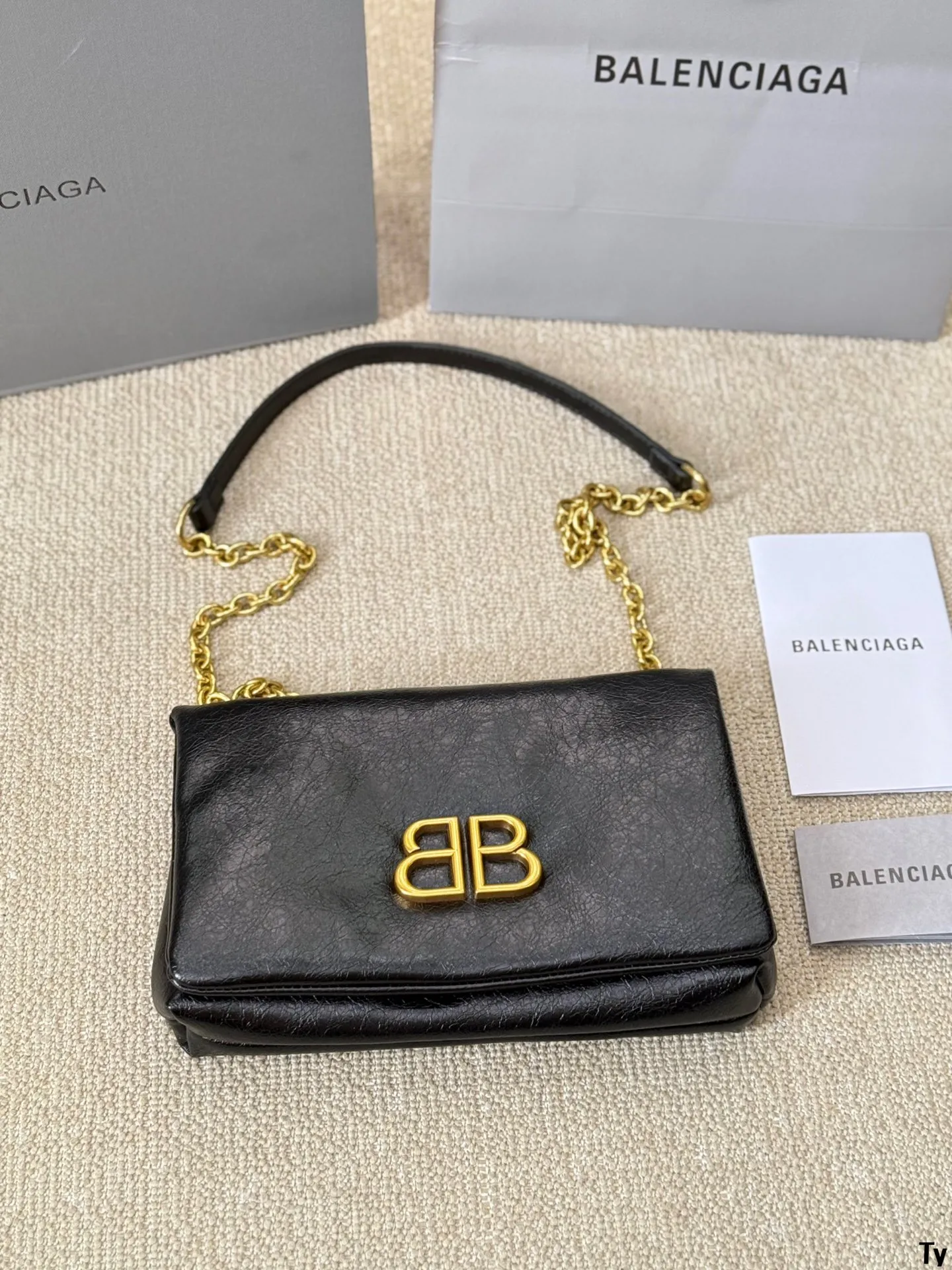 p135 巴黎 世家机车包 Balenciaga crush tote 别看mini小小的，这包可是很能装的呢大纸巾、皮包、粉饼、口红、车钥匙I、充电宝统统都放的进可以斜背、侧背、手提V 手提比较多拿上它你就是最潮流妞 尺寸24 16cm