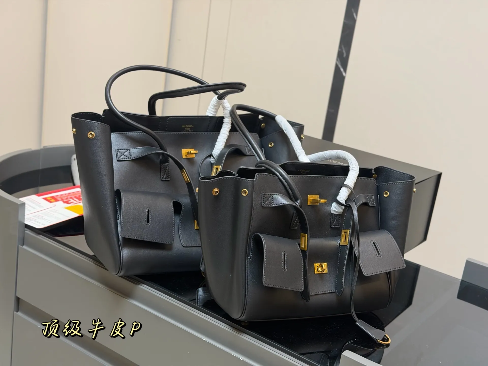 &yen;420 &yen;390 配折叠盒飞机盒 size：36.28cm 30.24cm 巴黎世家新款belair 大廓形包包 柔软的大廓形包包 上身慵懒感立刻get、 真的很喜欢又方便又酷的超实用大包!