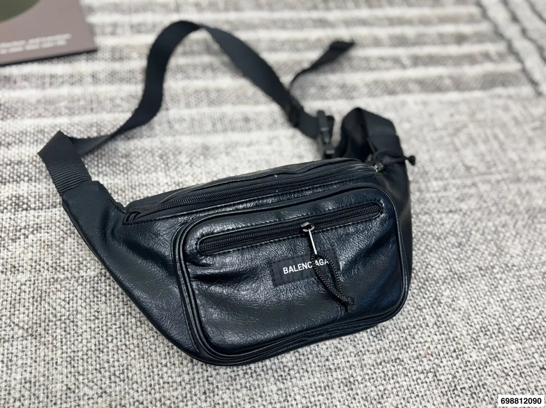 P120 巴黎世家腋下包 又出新单品▲新款 sling bag来啦~ 法棍包型超级实用的一款！ 尺寸29.18