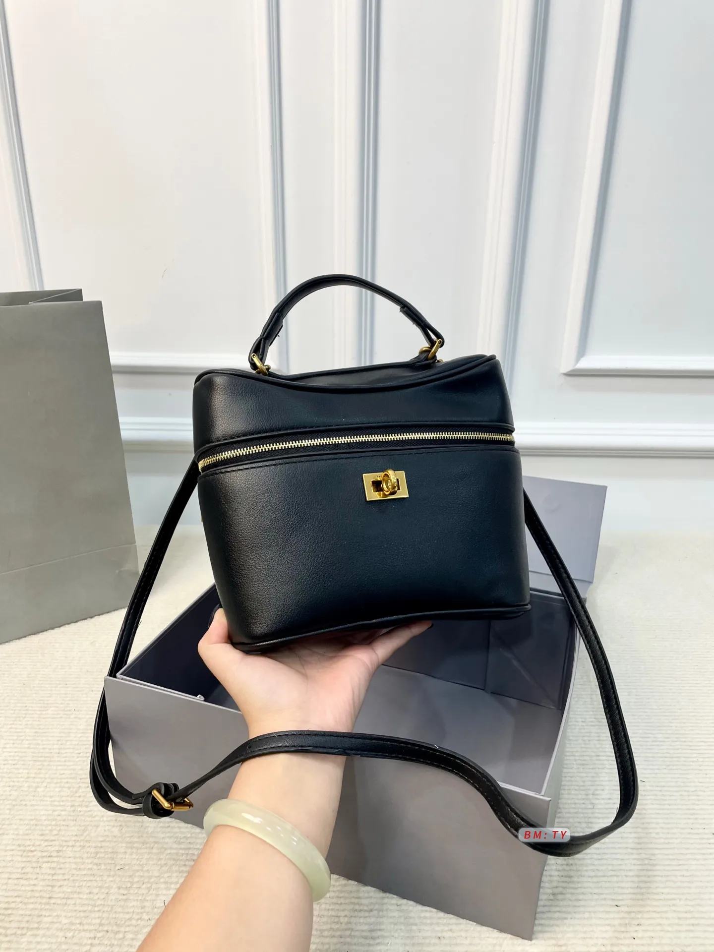 💰150 配折叠礼盒 巴黎世家2025秋冬Rodeo Vanity饭盒包,选用光滑皮革+金属Logo,低调又高级。包身线条简洁,顶部提手+可拆卸肩带,手提、斜挎、肩背都OK,背法超灵活!容量手机、钱包、口红轻松收纳,日常通勤休闲都能搭配。 尺寸:21*8*18.5