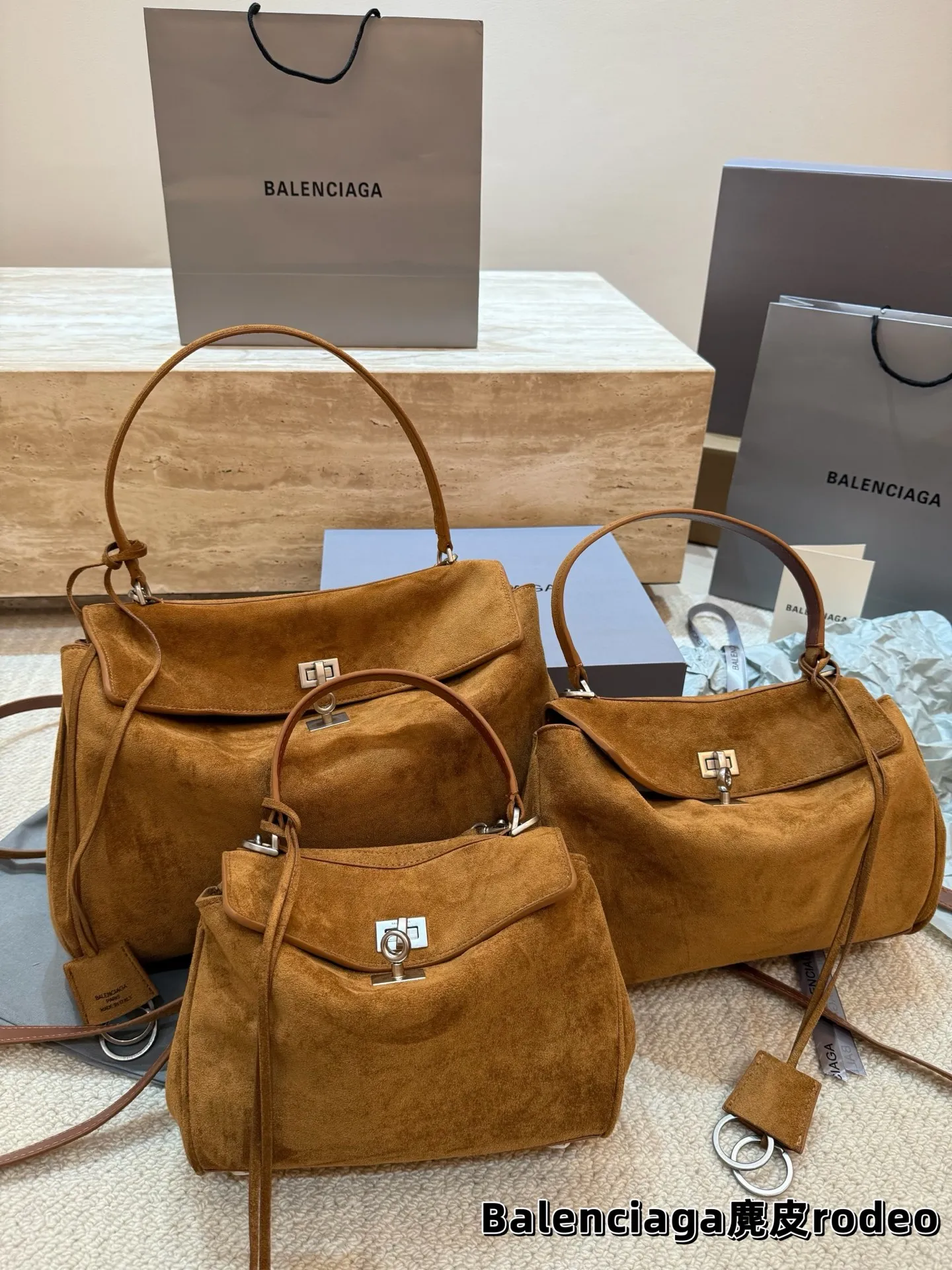 顶级原单 P245 P235 P230 巴黎世家 麂皮RODEO 托特包(银扣) 矮个子也能驾驭的一款包包! 虽说是有两个扣子 建议老婆们扣在里面 前面可以拉拢下来更有设计感 更独特 和秋冬季的衣服超好搭!超米超喜欢💕 尺寸中号35.23 小号28.20 迷你22.17