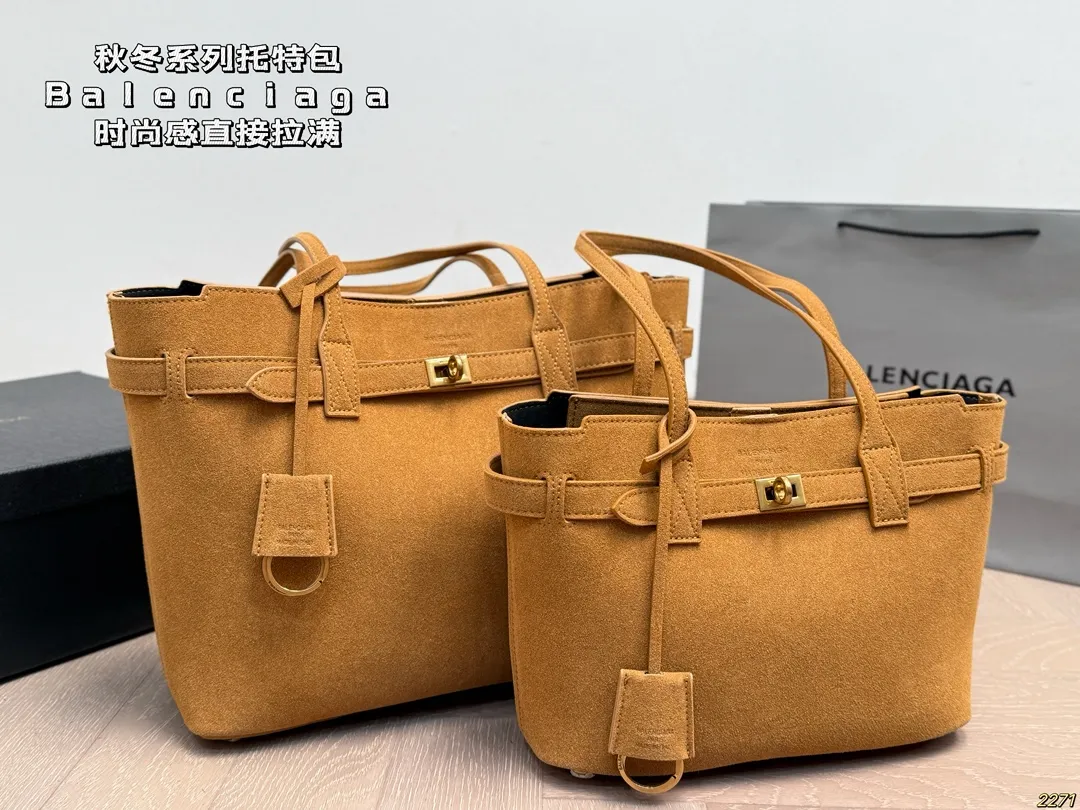 ¥175/¥165配盒 巴黎世家Balenciaga 新款出货啦!秋冬火爆款-日常搭配休闲风妥妥的,绝对吸人眼球不易撞包 。尺寸:33 26/27 20