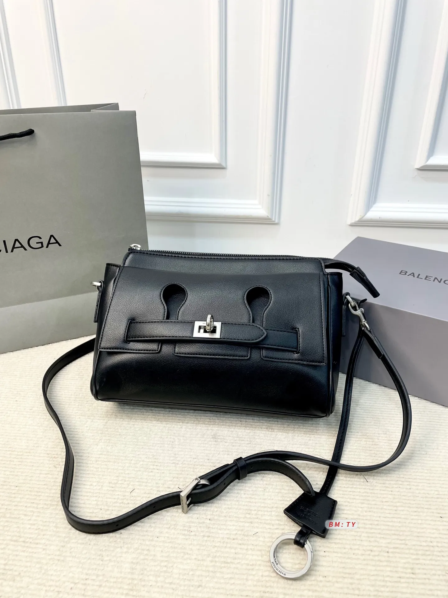 💰165 配折叠礼盒 巴黎世家Bel Air邮差包,质感细腻耐用,配色低调优雅,金属扣件精致有质感。包型经典,线条流畅,尺寸适中,通勤休闲都很适合。肩带可调节,支持单肩、斜挎多种背法,灵活百搭。内部空间合理,日常物品轻松收纳。 尺寸:27*10*18