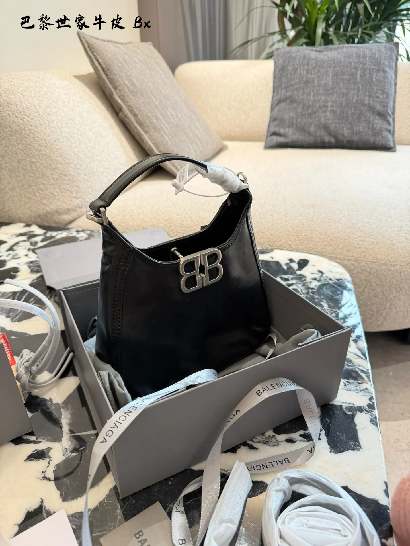 p180 巴黎世家最新款BBsofthobo 巴黎世家太精艳啦 时尚的设计,简约又大气,容量可观✔️ 包身自重轻,实用性超强,同时还不失时尚感 背上他,瞬间成为街头时尚达人,回头率超高🤫 单手柄手提,可调节可拆卸斜跨肩带❗️❗️ 做旧银色BB标识金属五金配件🖤 材质:头层牛皮 20cm