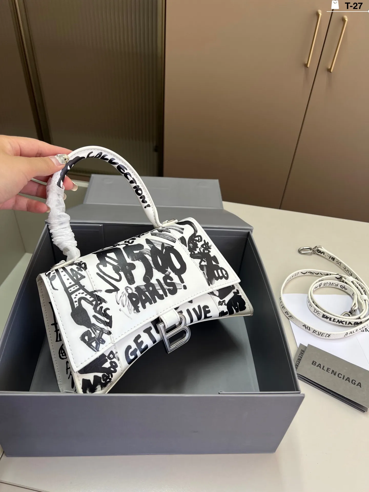 💰p155 巴黎世家涂鸦沙漏包 优雅 时尚 简单又大方 还带给你带来复古潮流的感觉 T-27尺寸22×10折叠盒